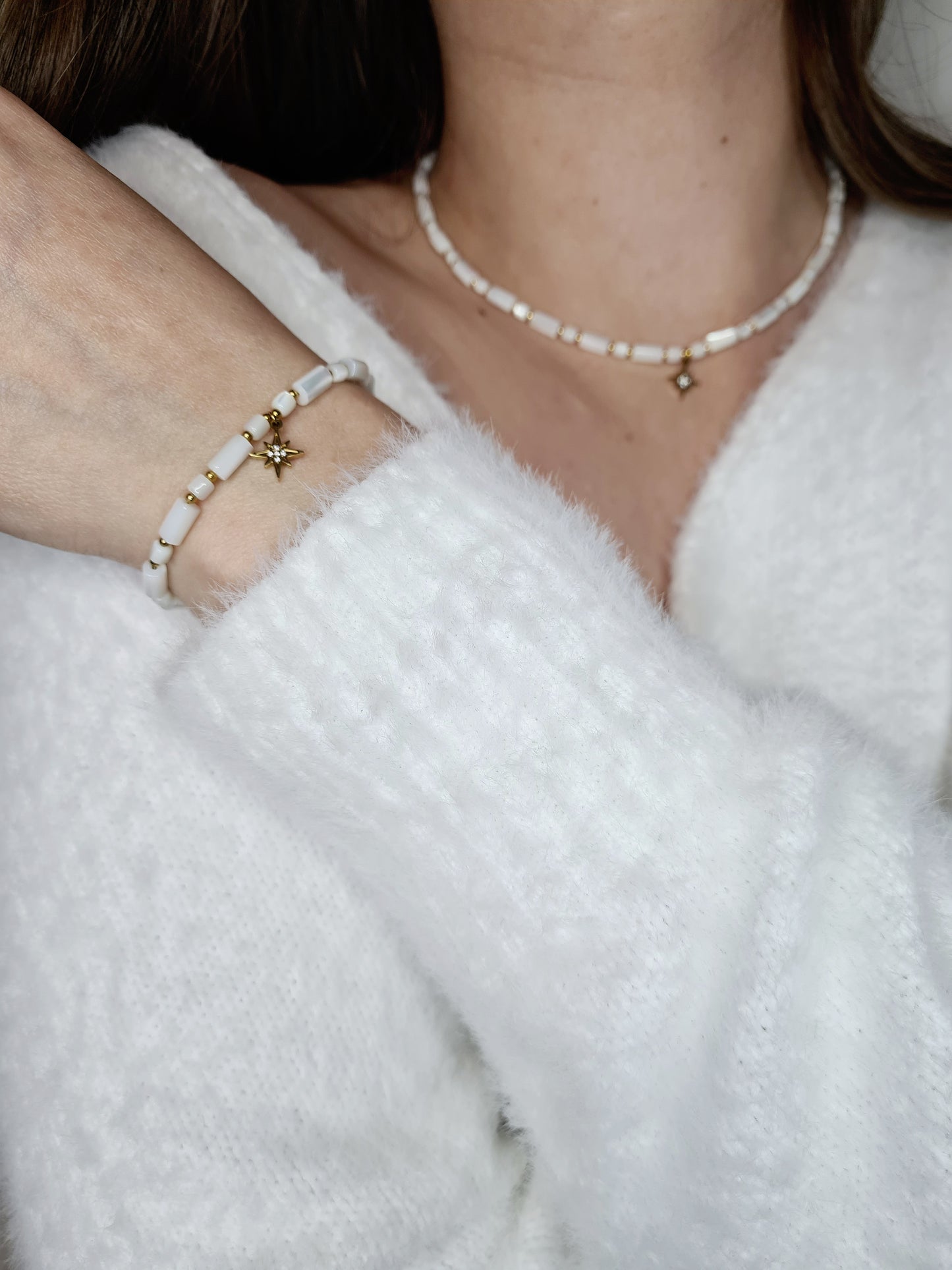 Étincelle d'été est un bracelet en acier inoxydable doré composé de véritables pierres naturelles