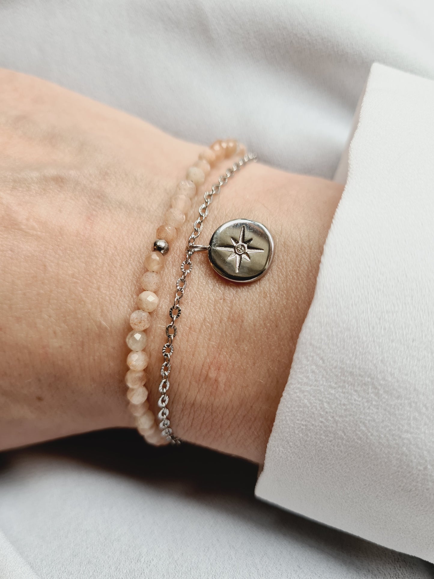Euphoria est un bracelet en acier inoxydable argenté composé de véritables pierres naturelles