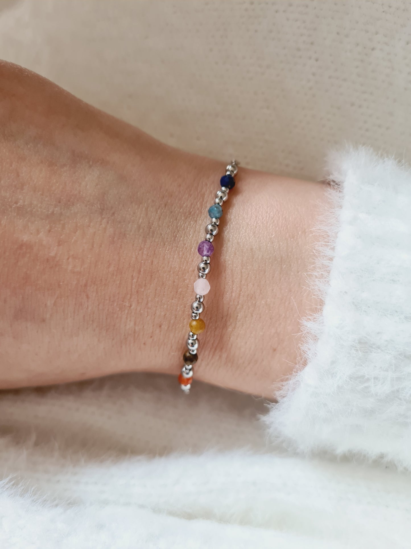 Guérison est un bracelet en acier inoxydable argenté composé de véritables pierres naturelles