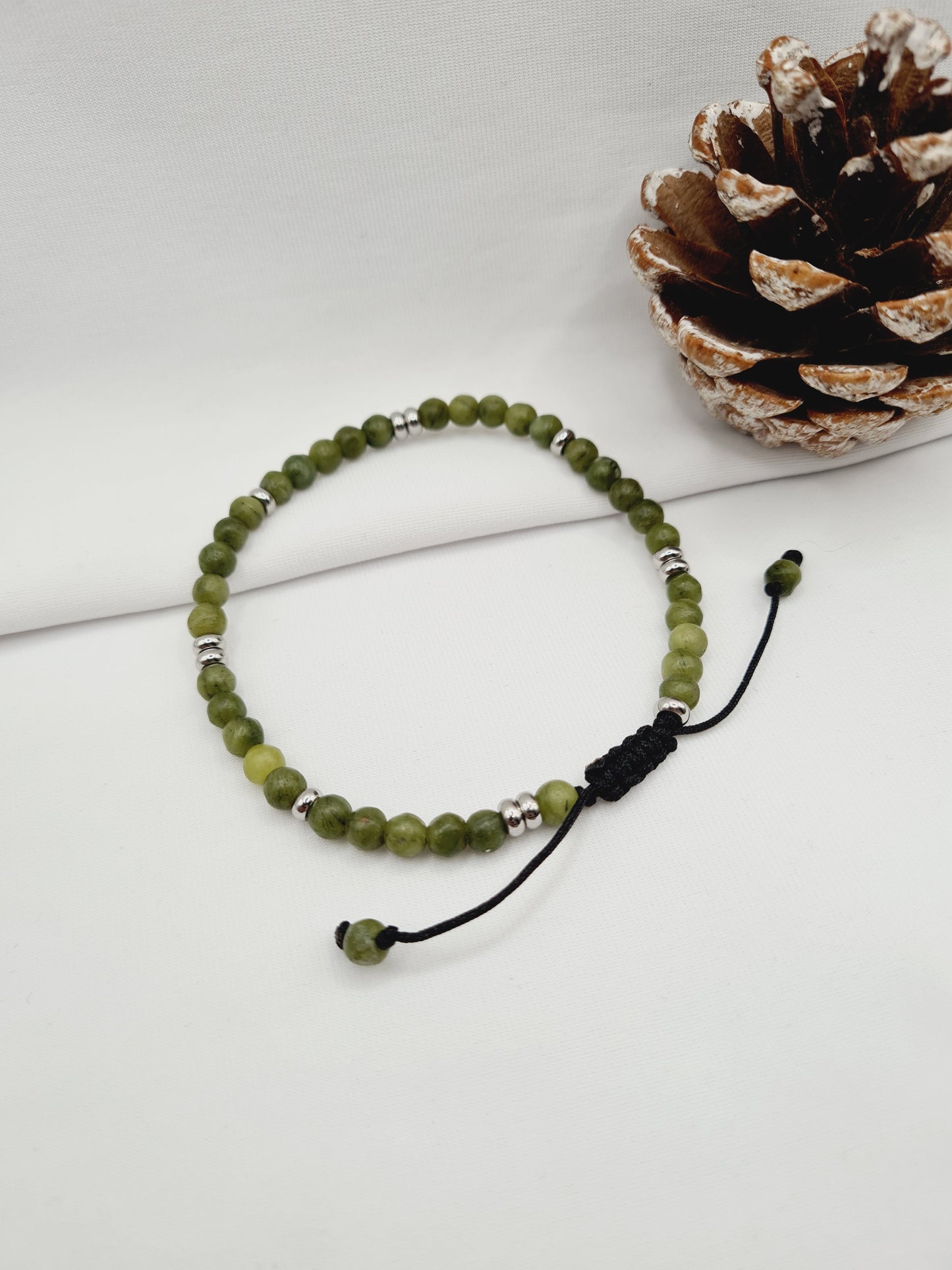 Jade de chine est un bracelet en acier inoxydable argenté composé de véritables pierres naturelles