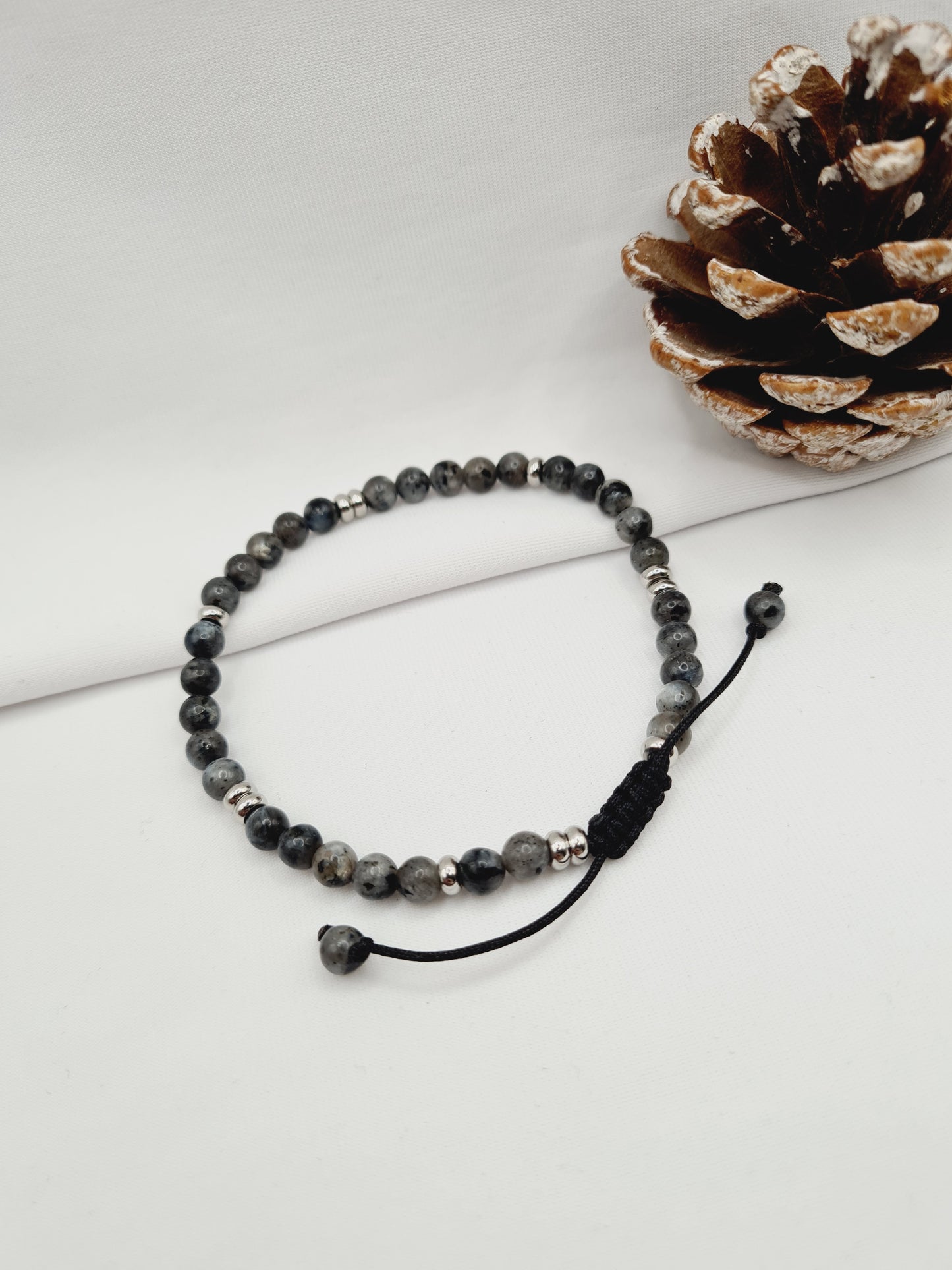 Labradorite est un bracelet en acier inoxydable argenté composé de véritables pierres naturelles