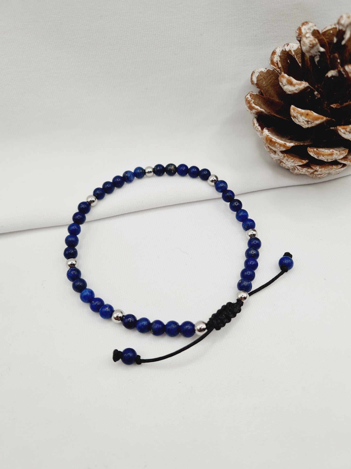 Lapis-lazuli est un bracelet en acier inoxydable argenté composé de véritables pierres naturelles.