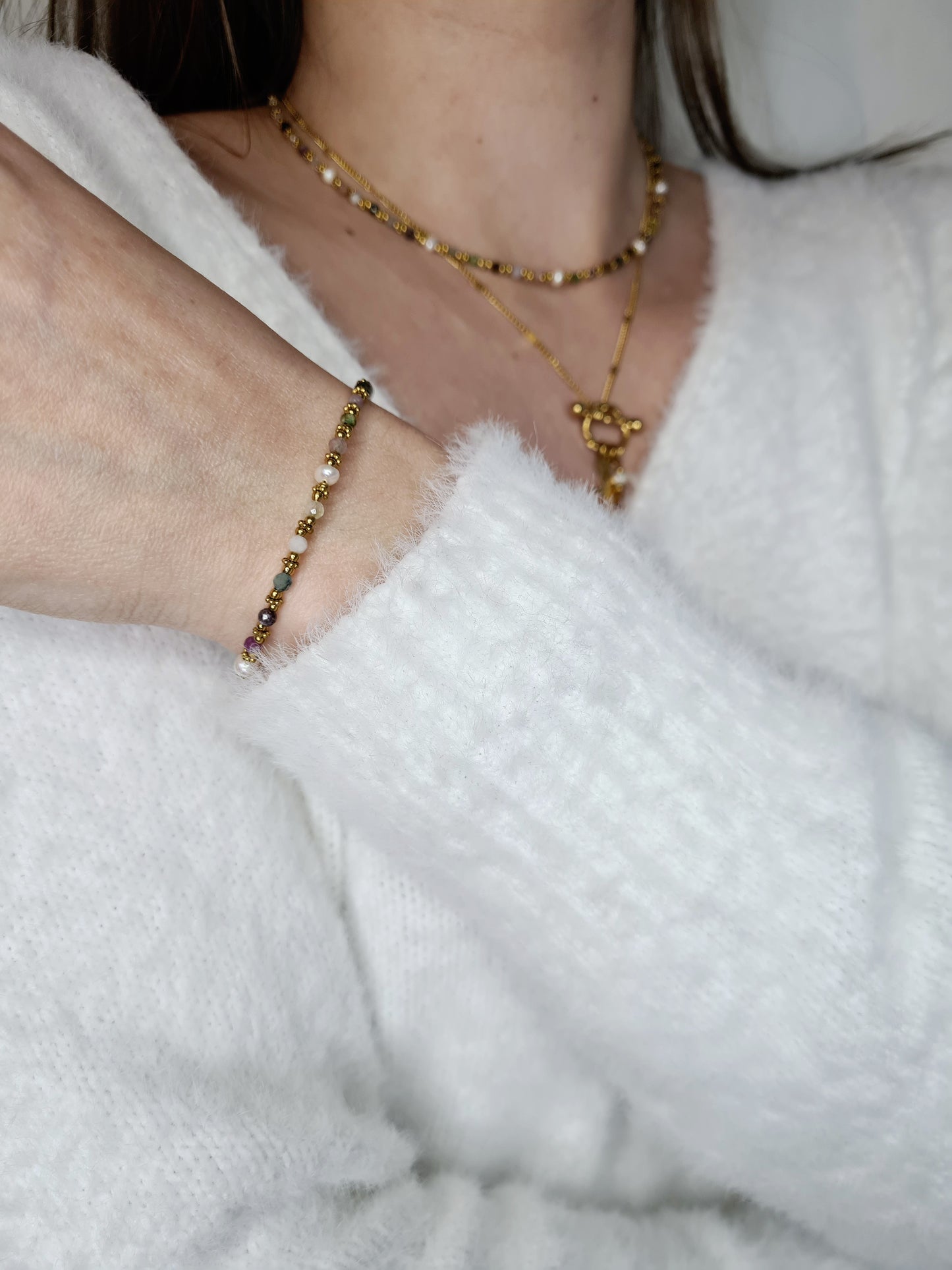 Leity est un bracelet en acier inoxydable doré composé de véritables pierres naturelles