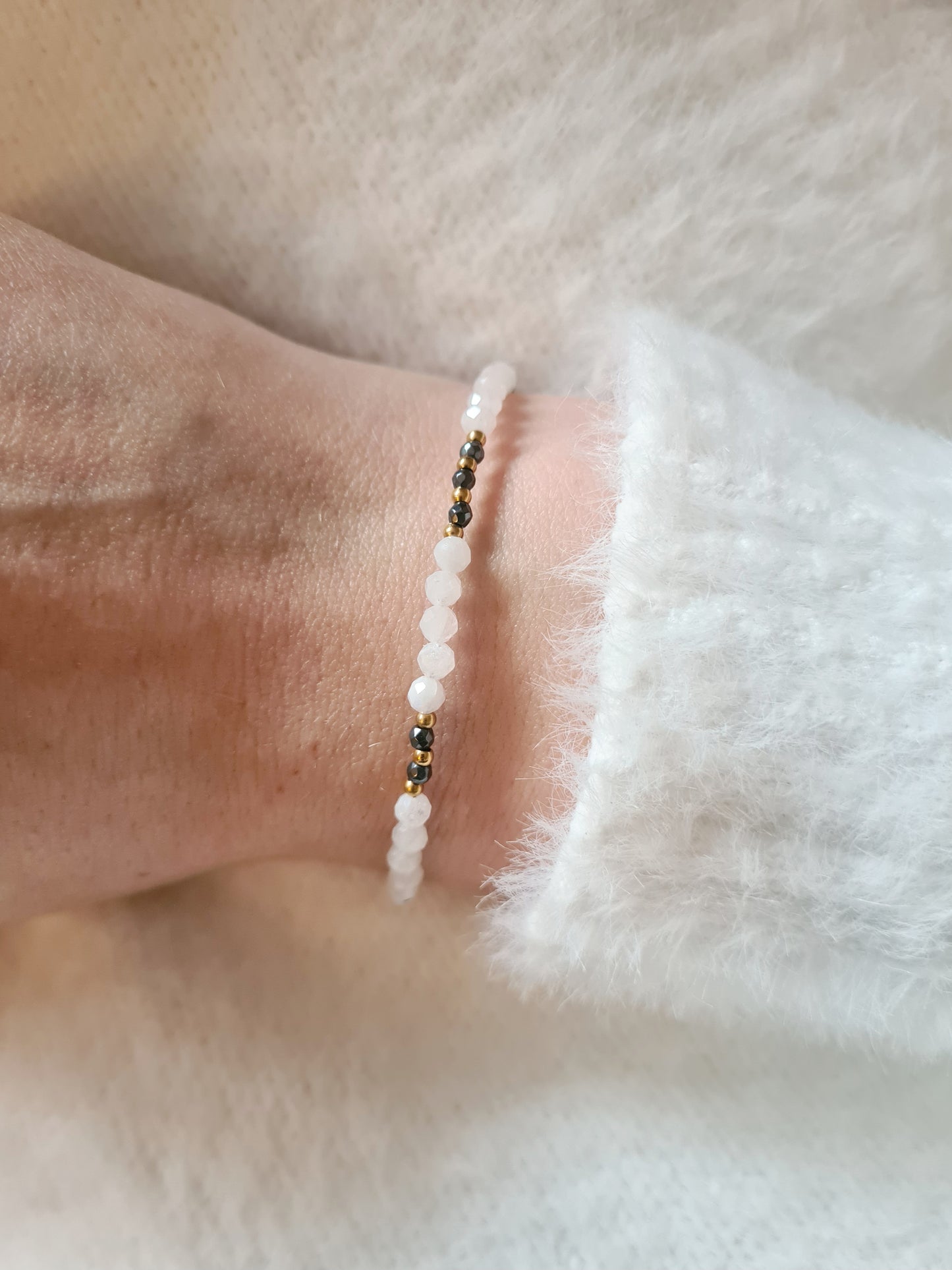 Neige est un bracelet en acier inoxydable doré composé de véritables pierres naturelles