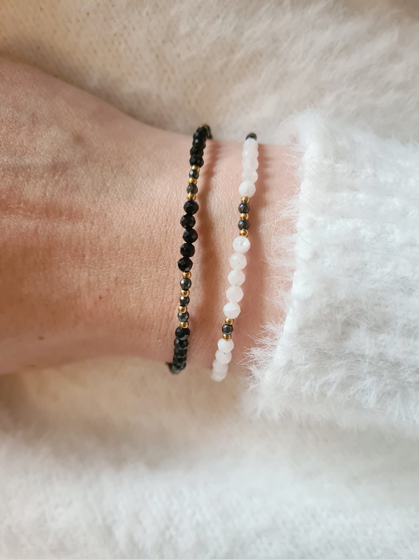 Neige est un bracelet en acier inoxydable doré composé de véritables pierres naturelles