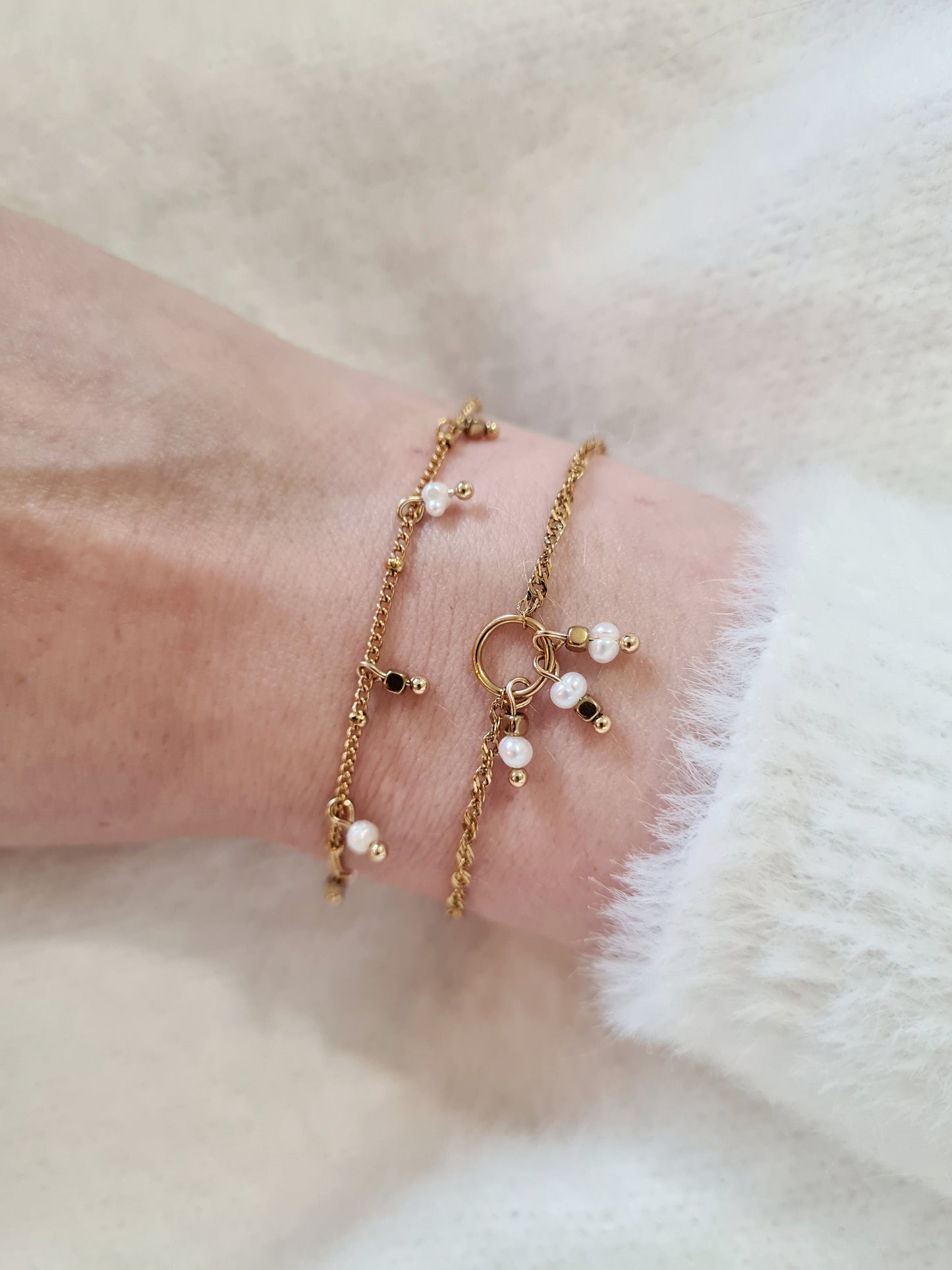 Mirage est un bracelet en acier inoxydable doré composé de véritables pierres naturelles
