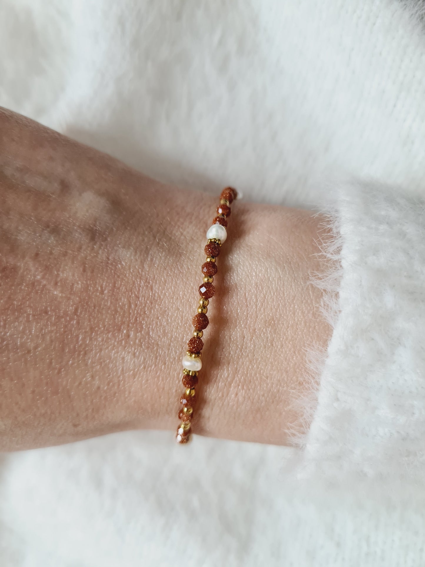 Myriam est un bracelet en acier inoxydable doré composé de véritables pierres naturelles