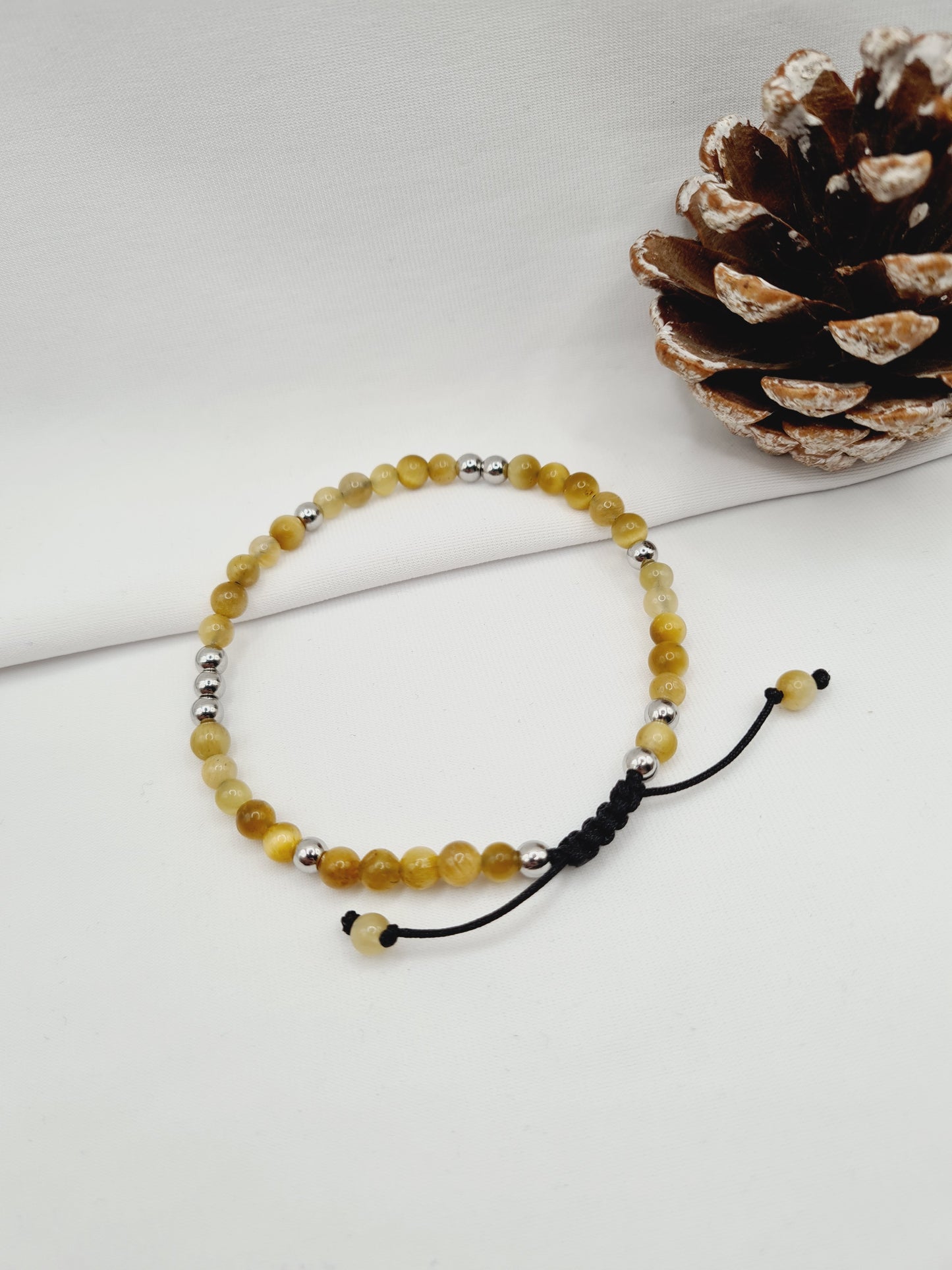 Oeil de taureau est un bracelet en acier inoxydable argenté composé de véritables pierres naturelles
