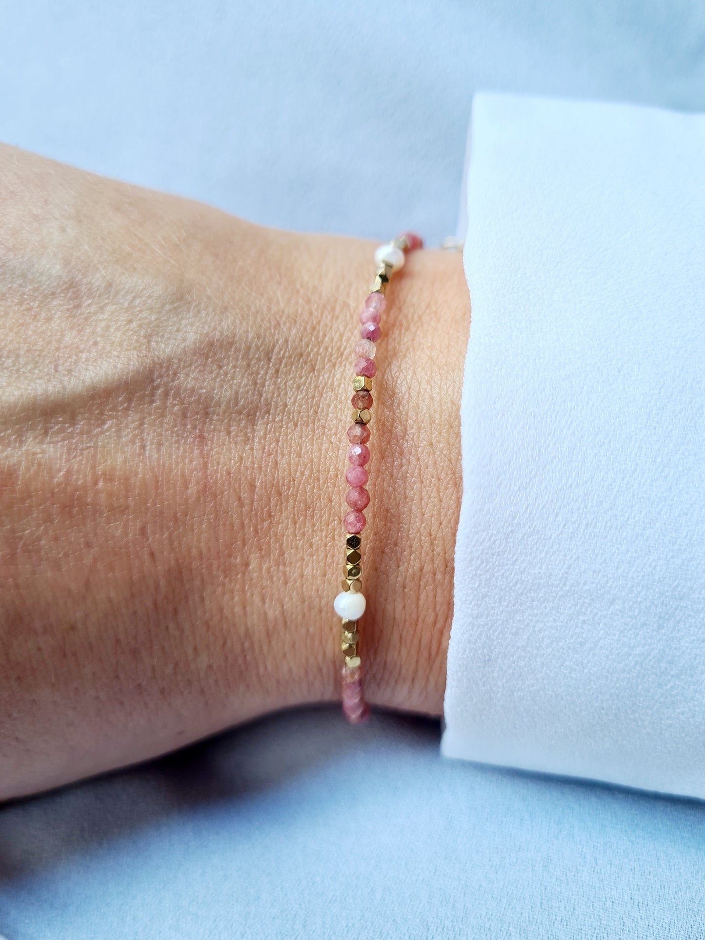Dune est un bracelet doré en acier inoxydable composé de véritables pierres naturelles