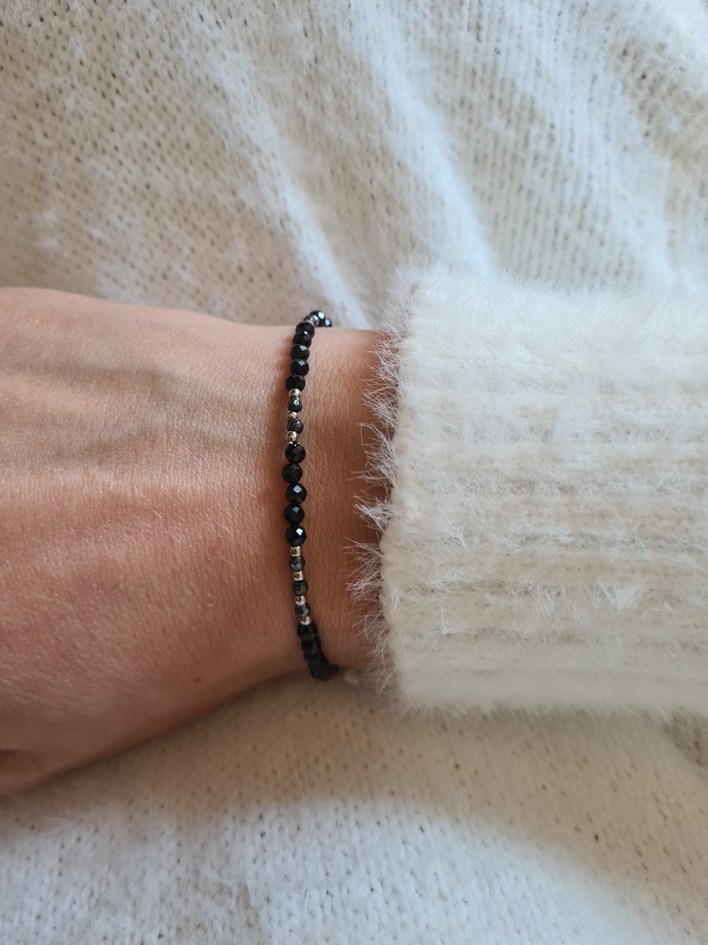 Neige est un bracelet en acier inoxydable argenté composé de véritables pierres naturelles