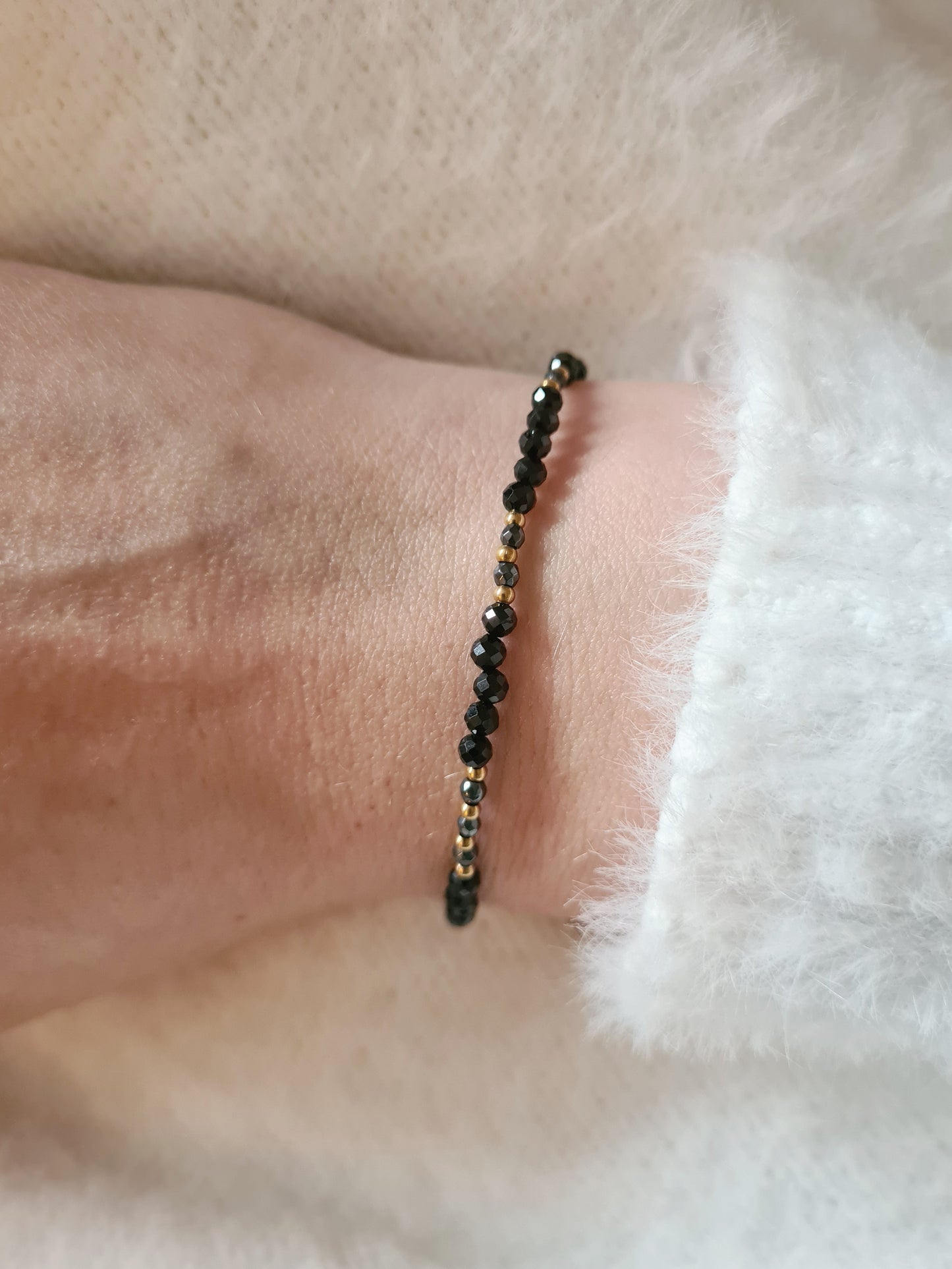 Neige est un bracelet en acier inoxydable doré composé de véritables pierres naturelles