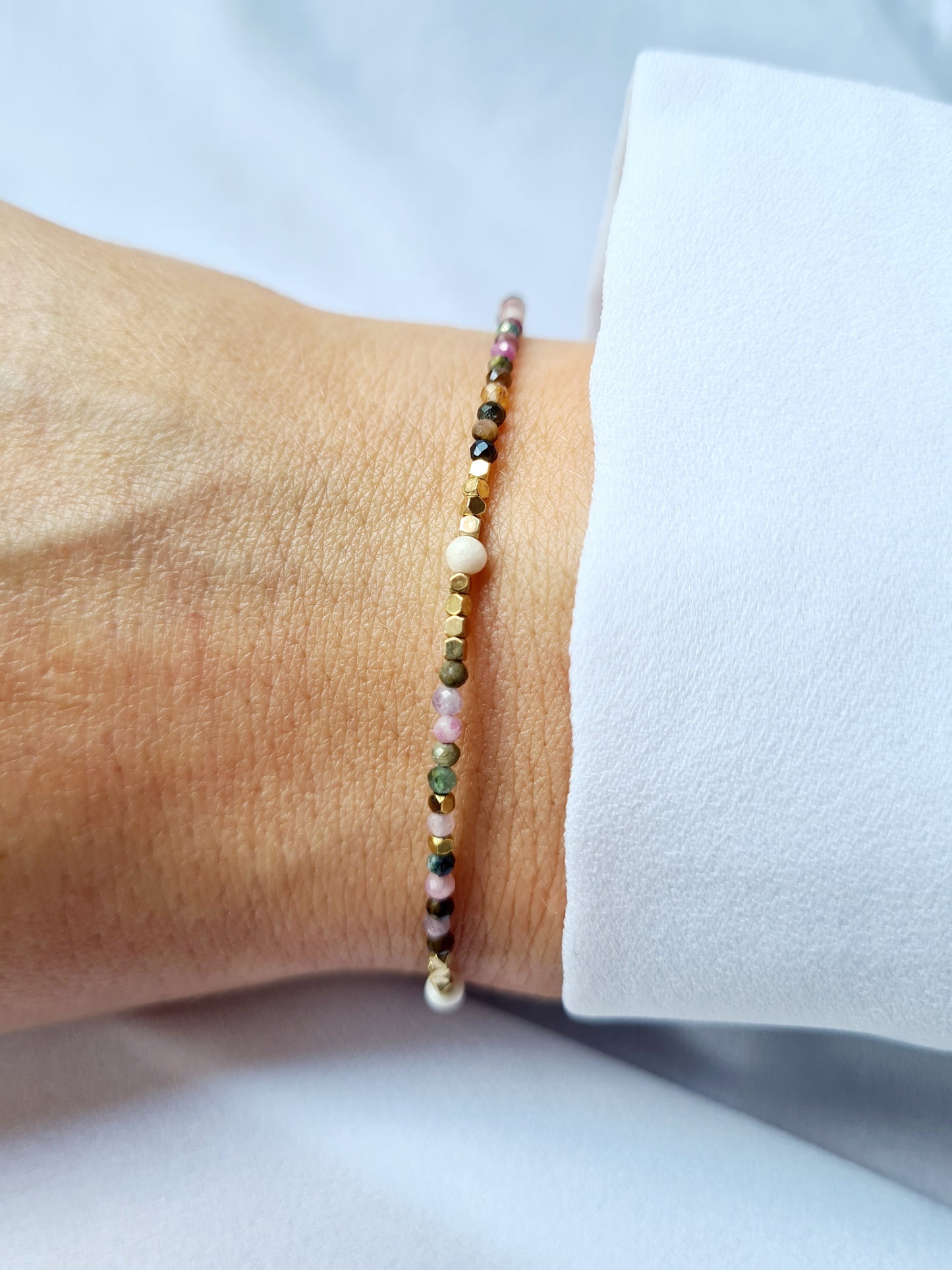 Dune est un bracelet doré en acier inoxydable composé de véritables pierres naturelles
