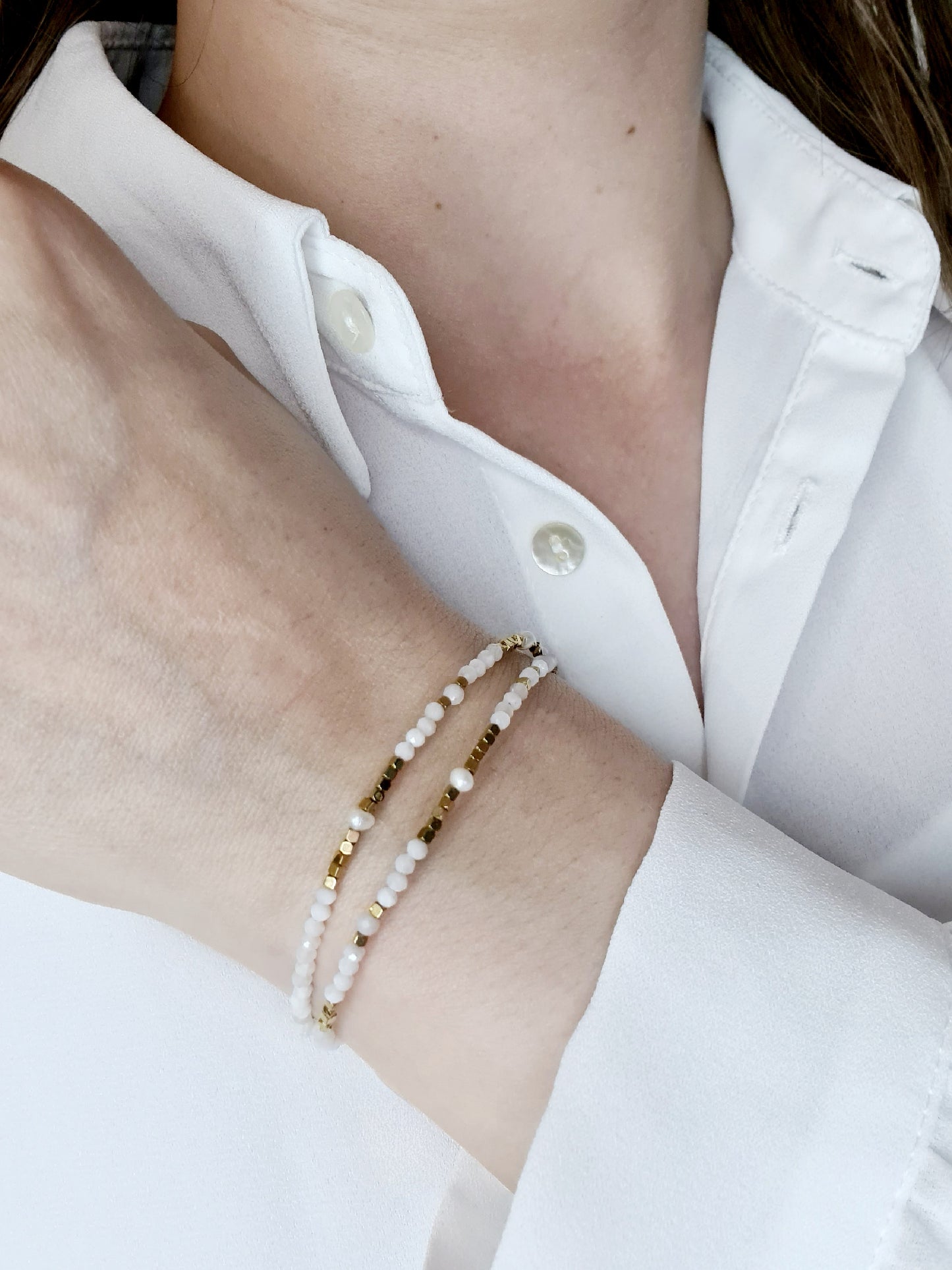 Dune est un bracelet doré en acier inoxydable composé de véritables pierres naturelles