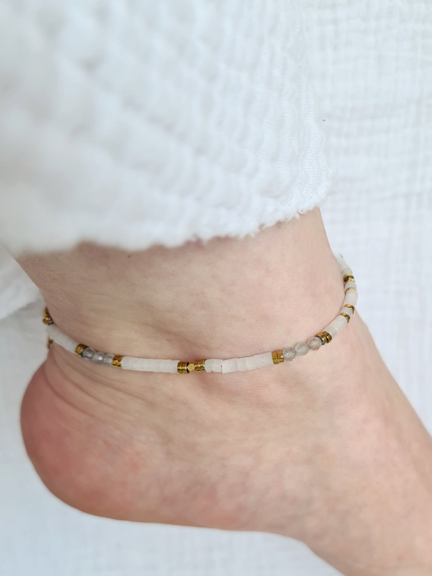 Agata est une chaîne de cheville en acier inoxydable doré composée de véritables pierres naturelles