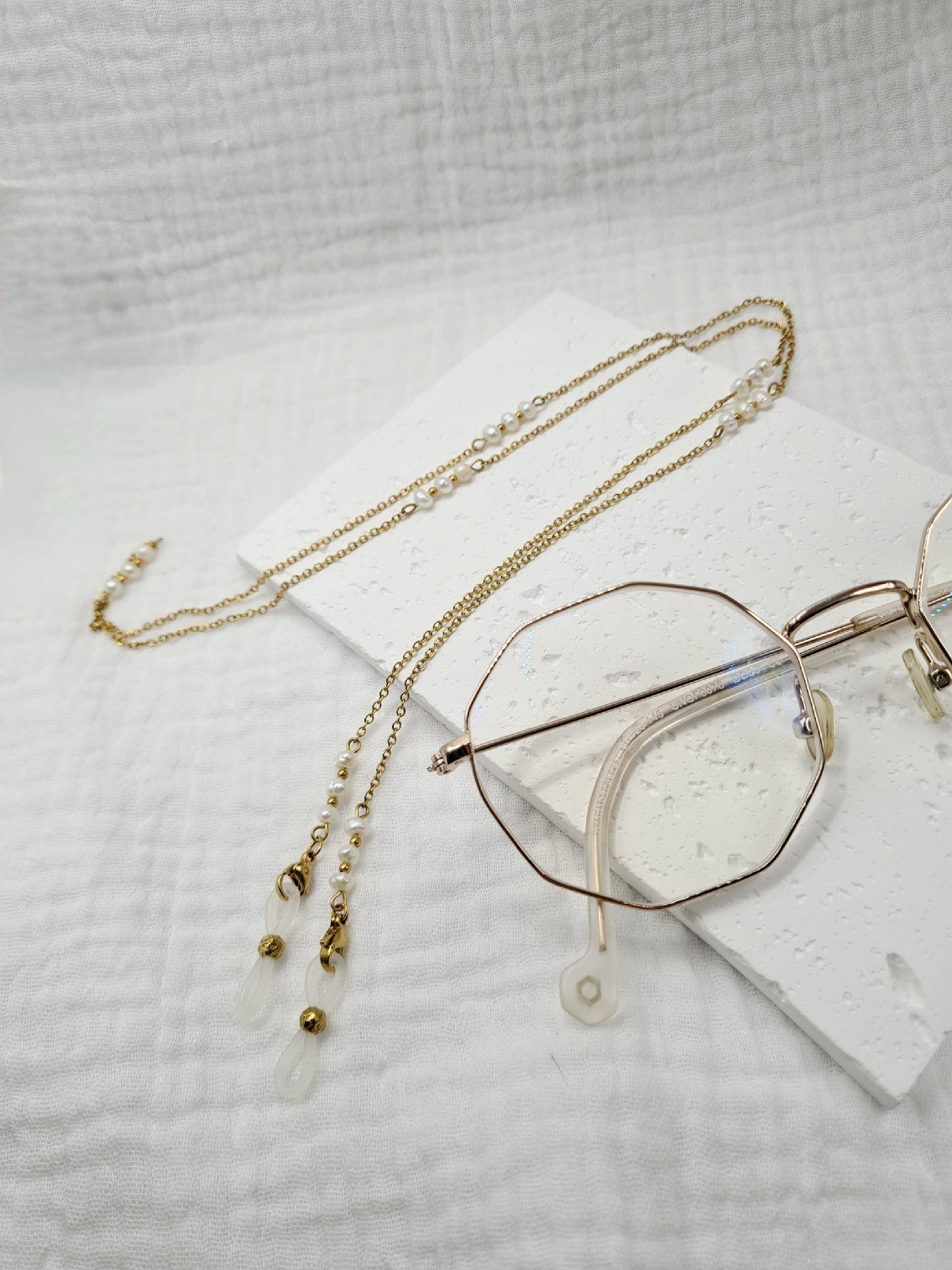 Pearly est une chaîne de lunettes en acier inoxydable doré composée de véritable Perles d’eau douce