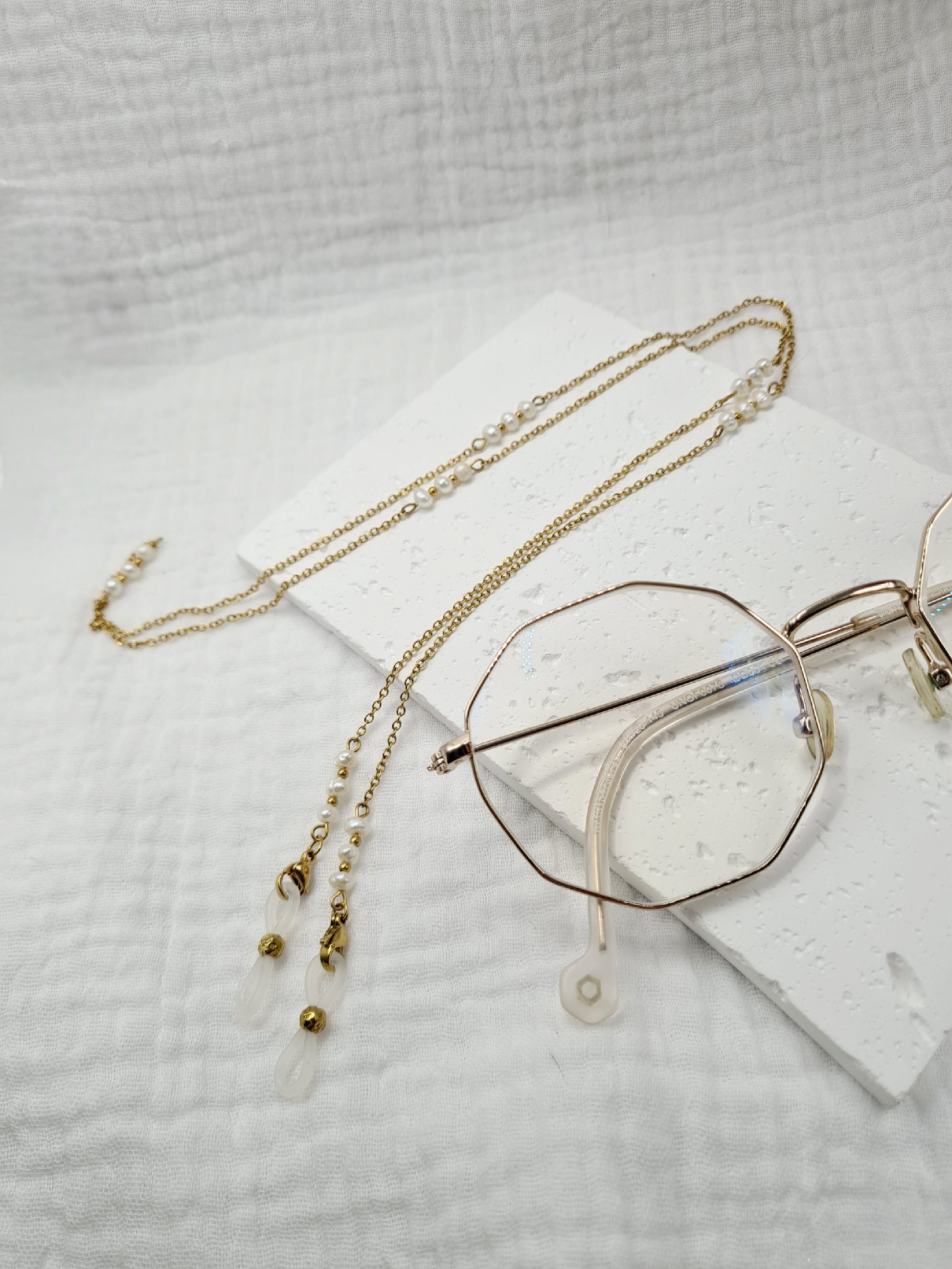 Pearly est une chaîne de lunettes en acier inoxydable doré composée  de véritable Perles d’eau douce