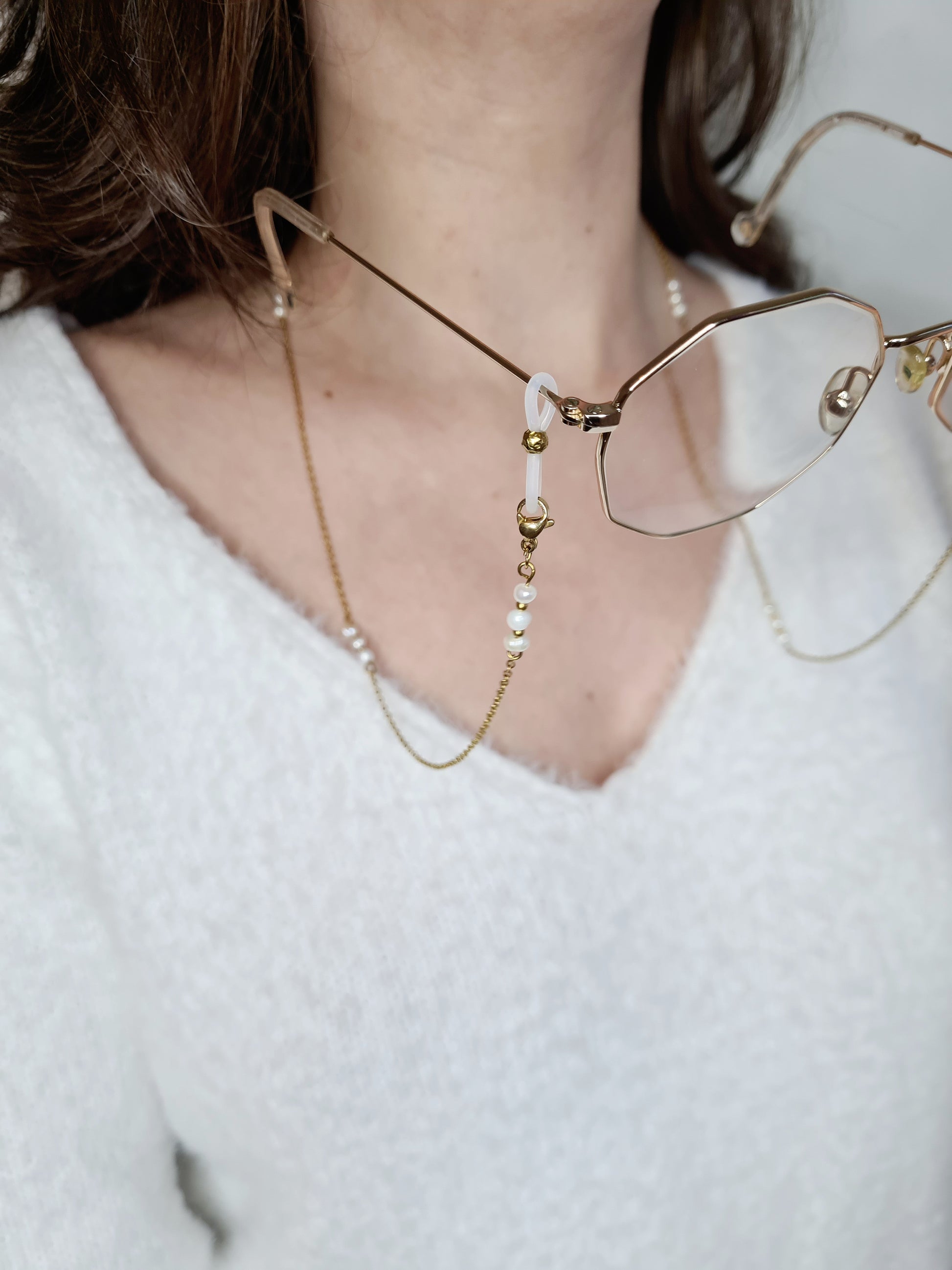 Pearly est une chaîne de lunettes en acier inoxydable doré composée  de véritable Perles d’eau douce