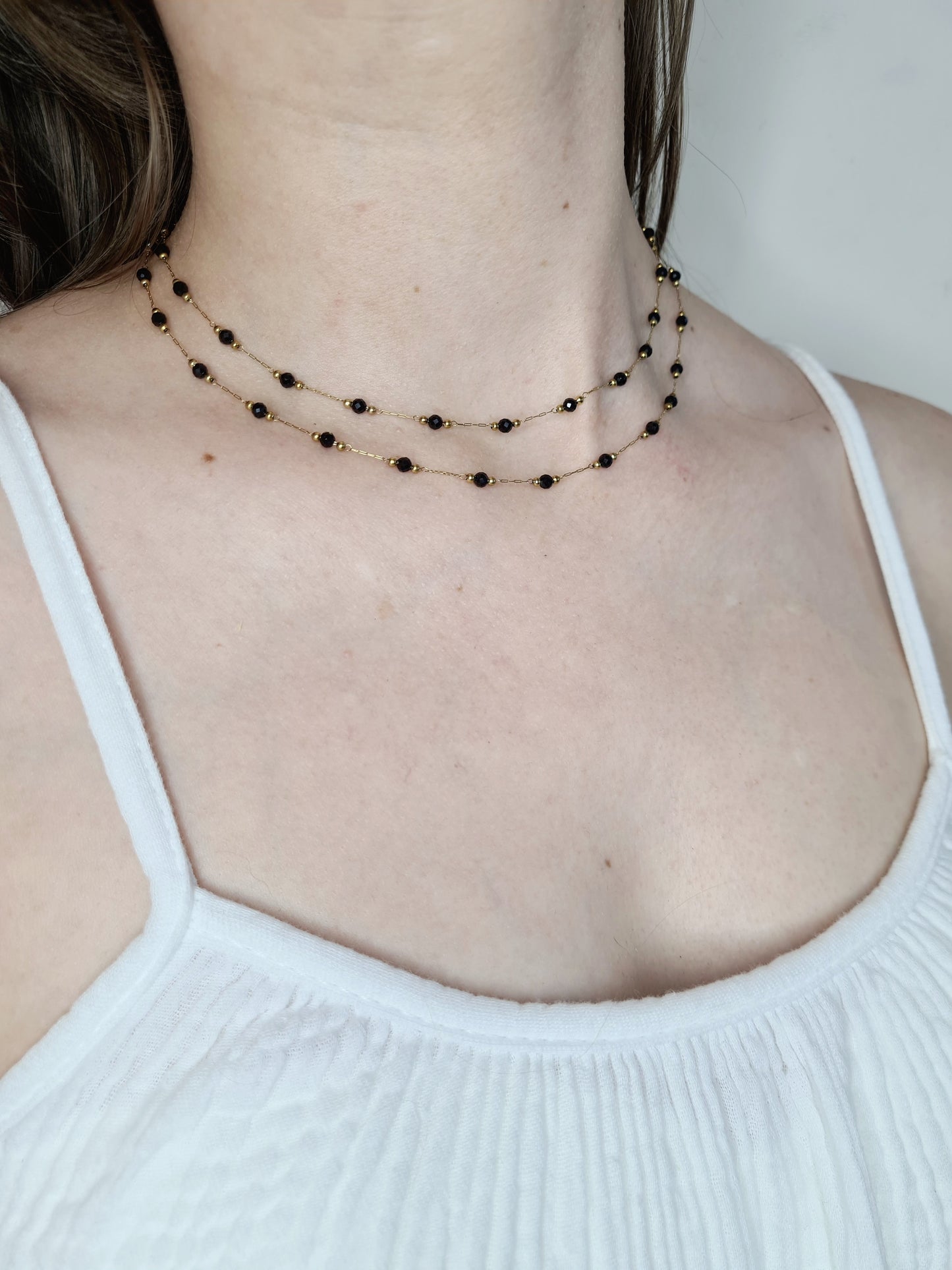 Sigrytita est un collier en acier inoxydable doré composé de véritable pierres naturelles