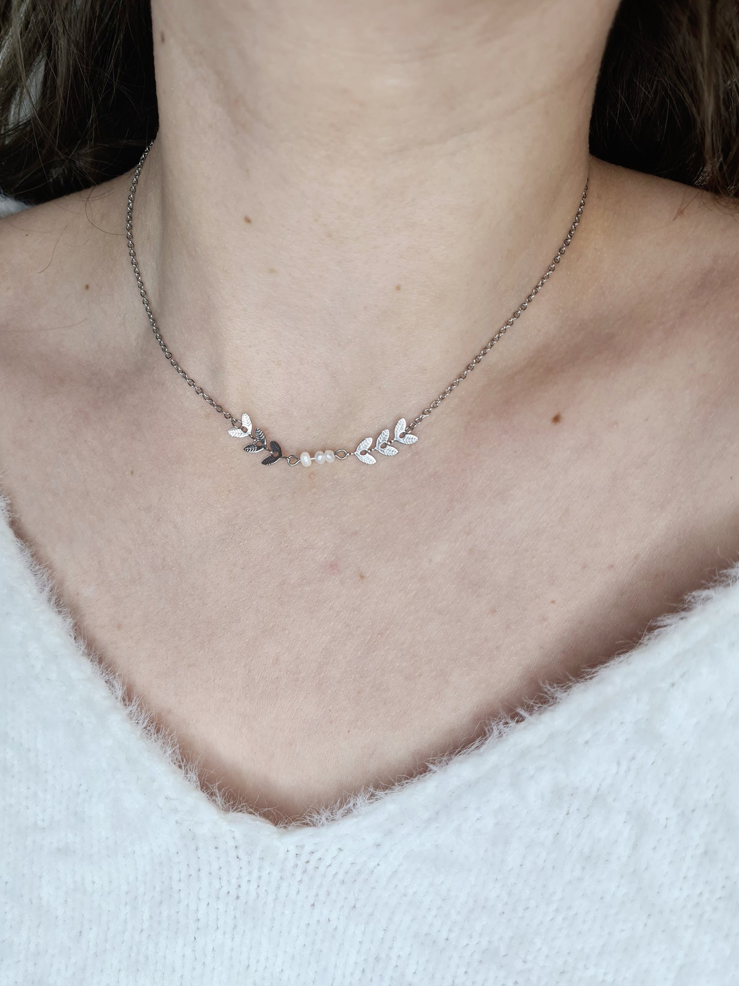 Épique est un collier en acier inoxydable argenté composé de véritable Perles d’eau douce