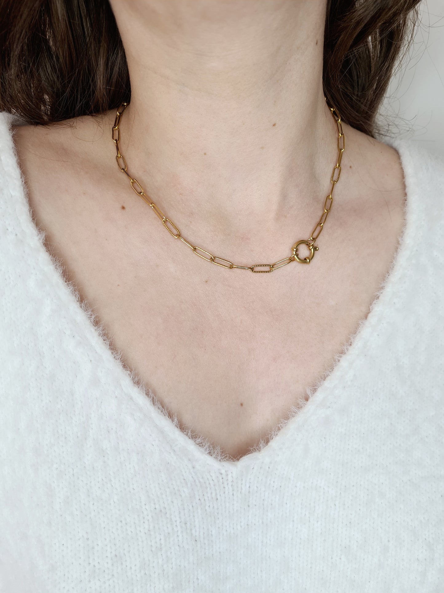Pépi est un collier en acier inoxydable doré