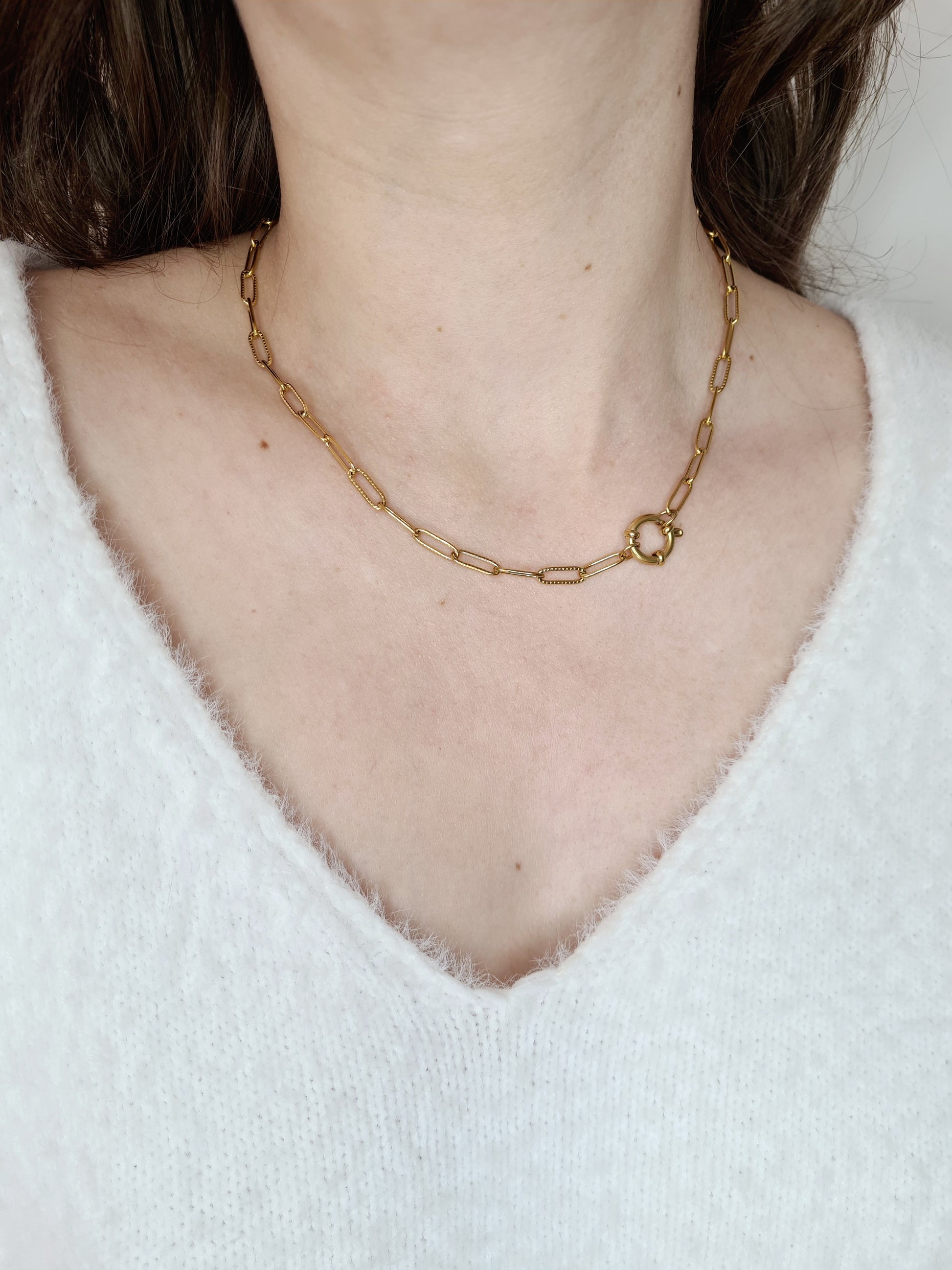 Pépi est un collier en acier inoxydable doré
