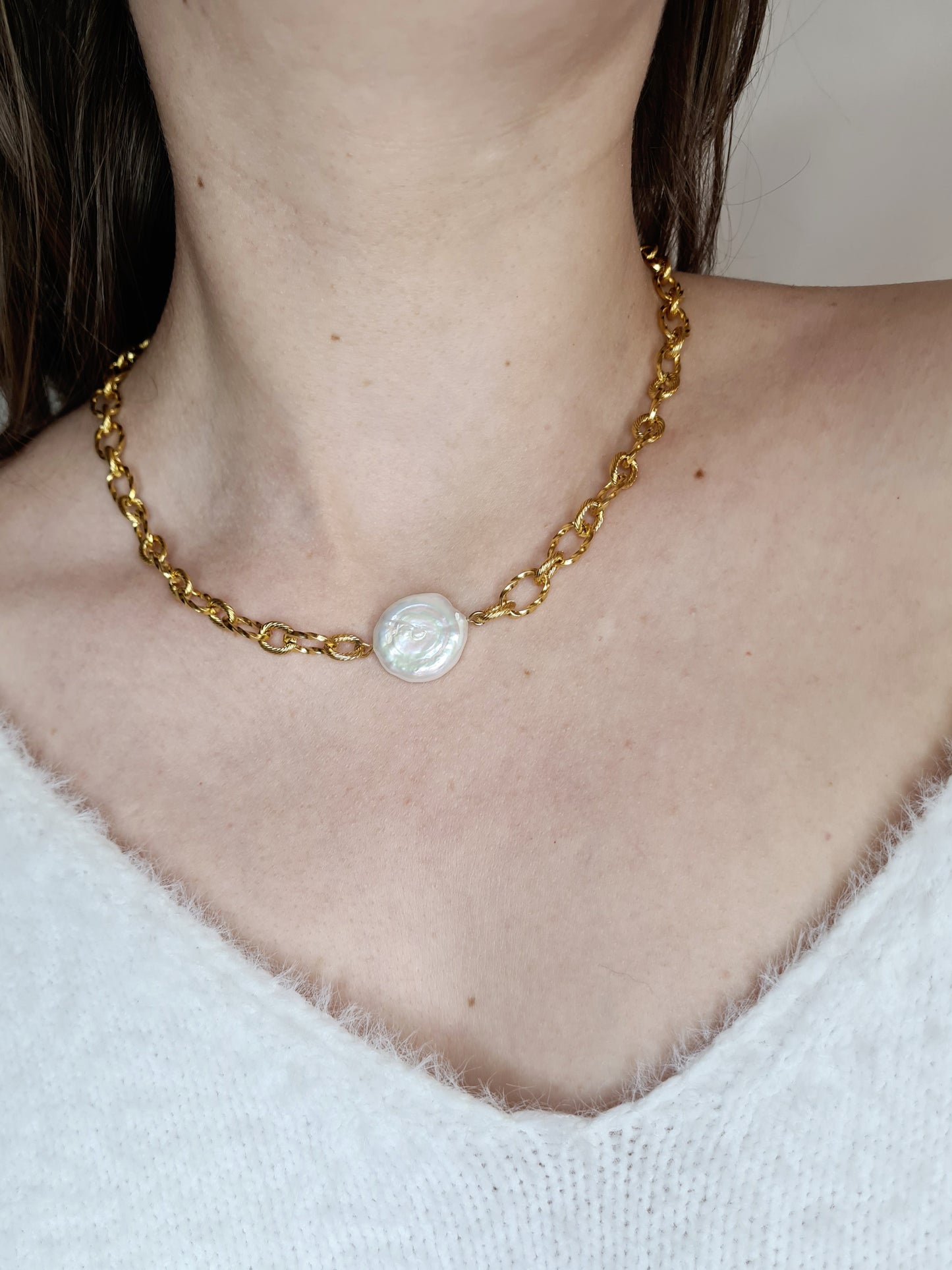 Akoya est un collier en acier inoxydable doré et pierres naturelles