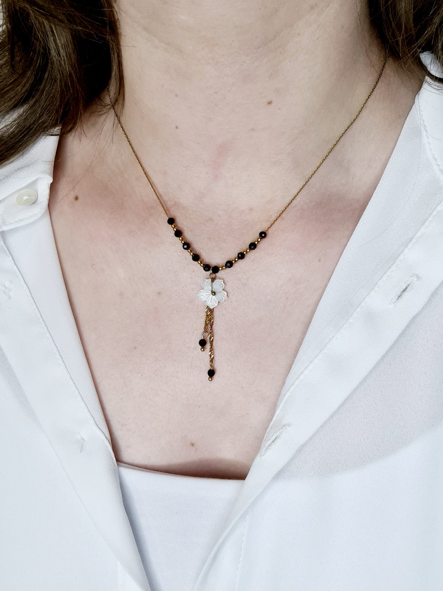 Adelina est un collier en acier inoxydable doré composé de véritable pierres naturelles