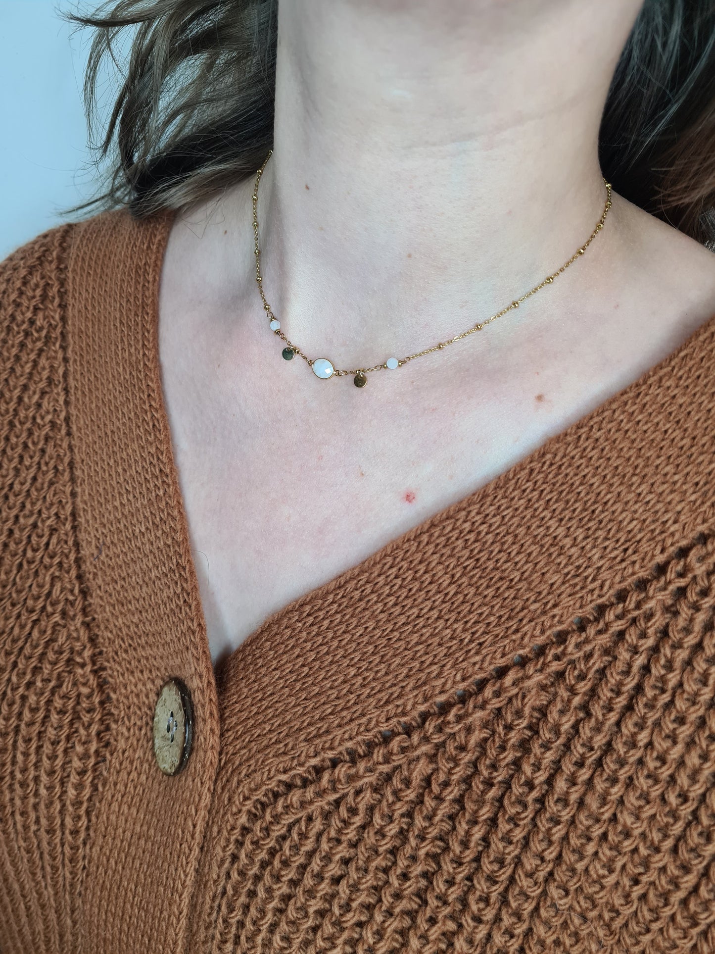 Eclipse est un collier en acier inoxydable doré composé de véritable pierres naturelles