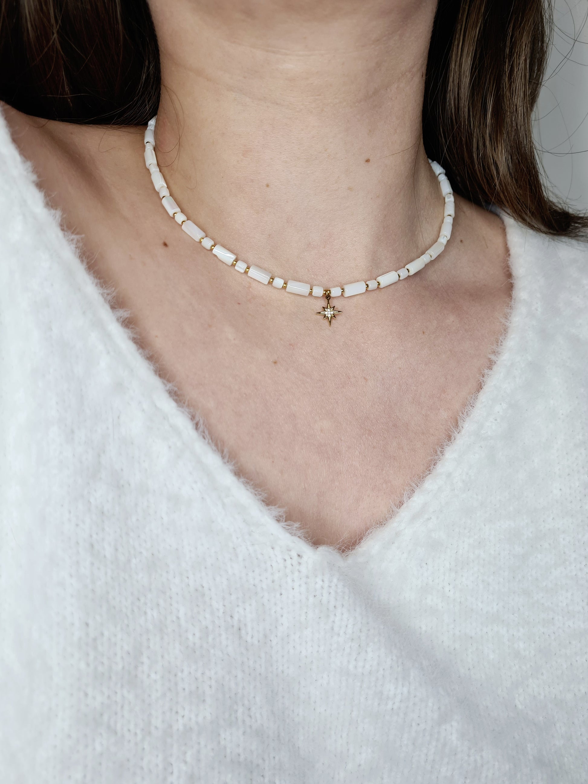 Étincelle d'été est un collier en acier inoxydable doré composé de véritable pierres naturelles