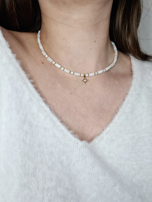Étincelle d'été est un collier en acier inoxydable doré composé de véritable pierres naturelles