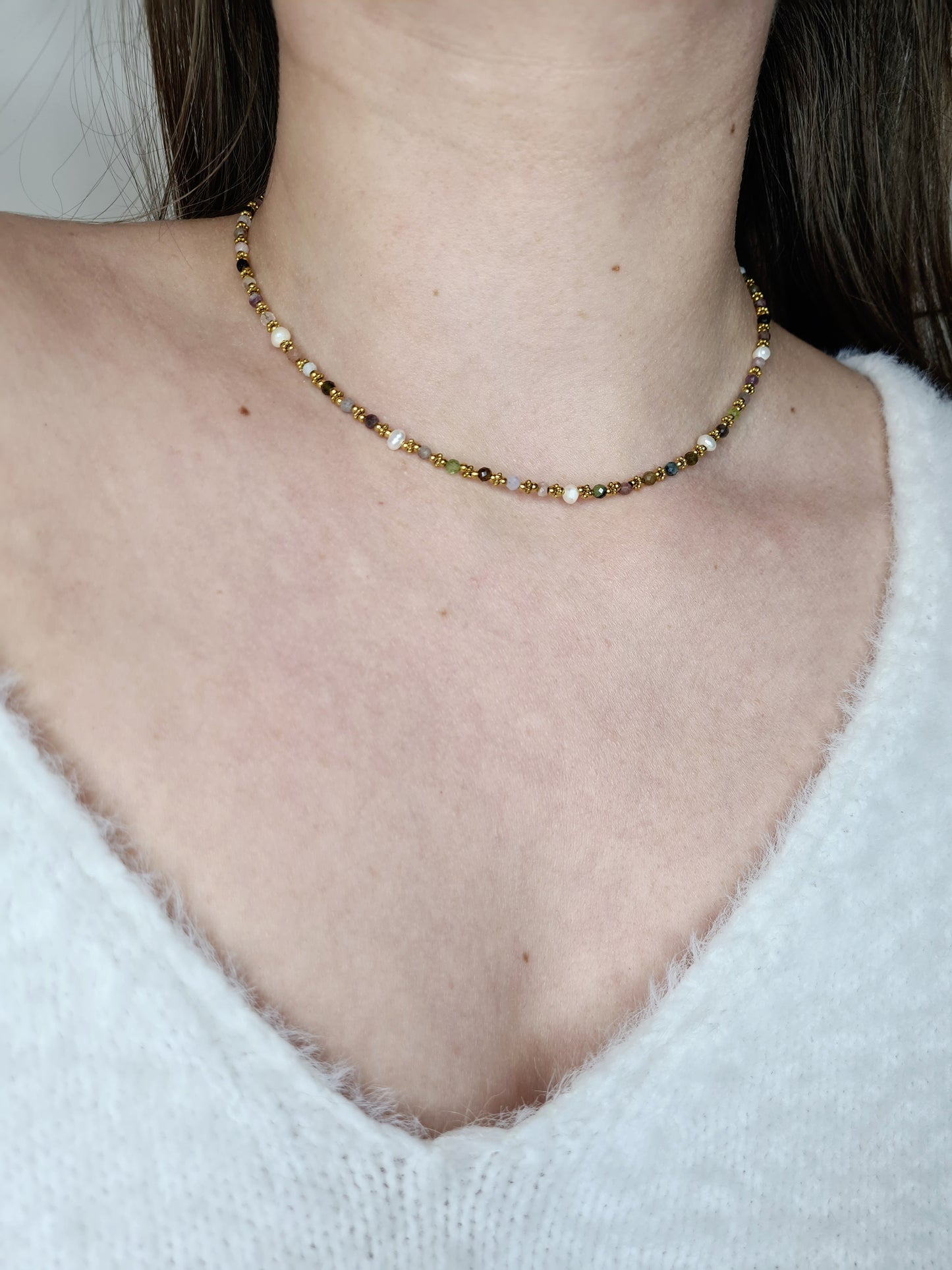 Leity est un collier en acier inoxydable doré composé de véritables perles d’eau douce