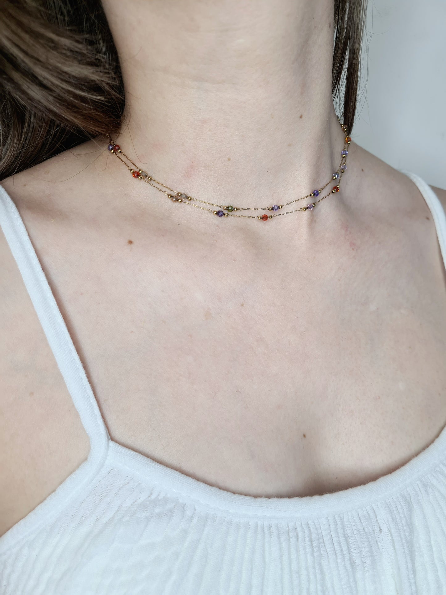 Sigrytita est un collier en acier inoxydable doré composé de véritable pierres naturelles