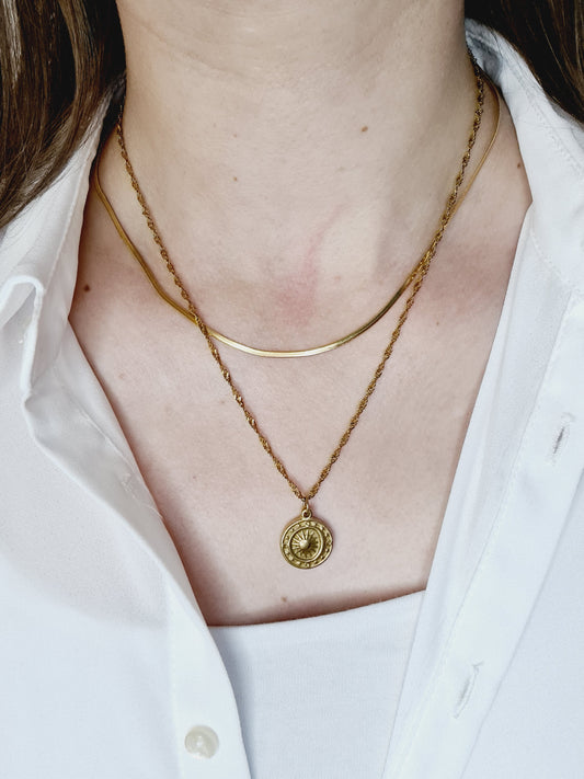 Sasha est un collier en acier inoxydable doré
