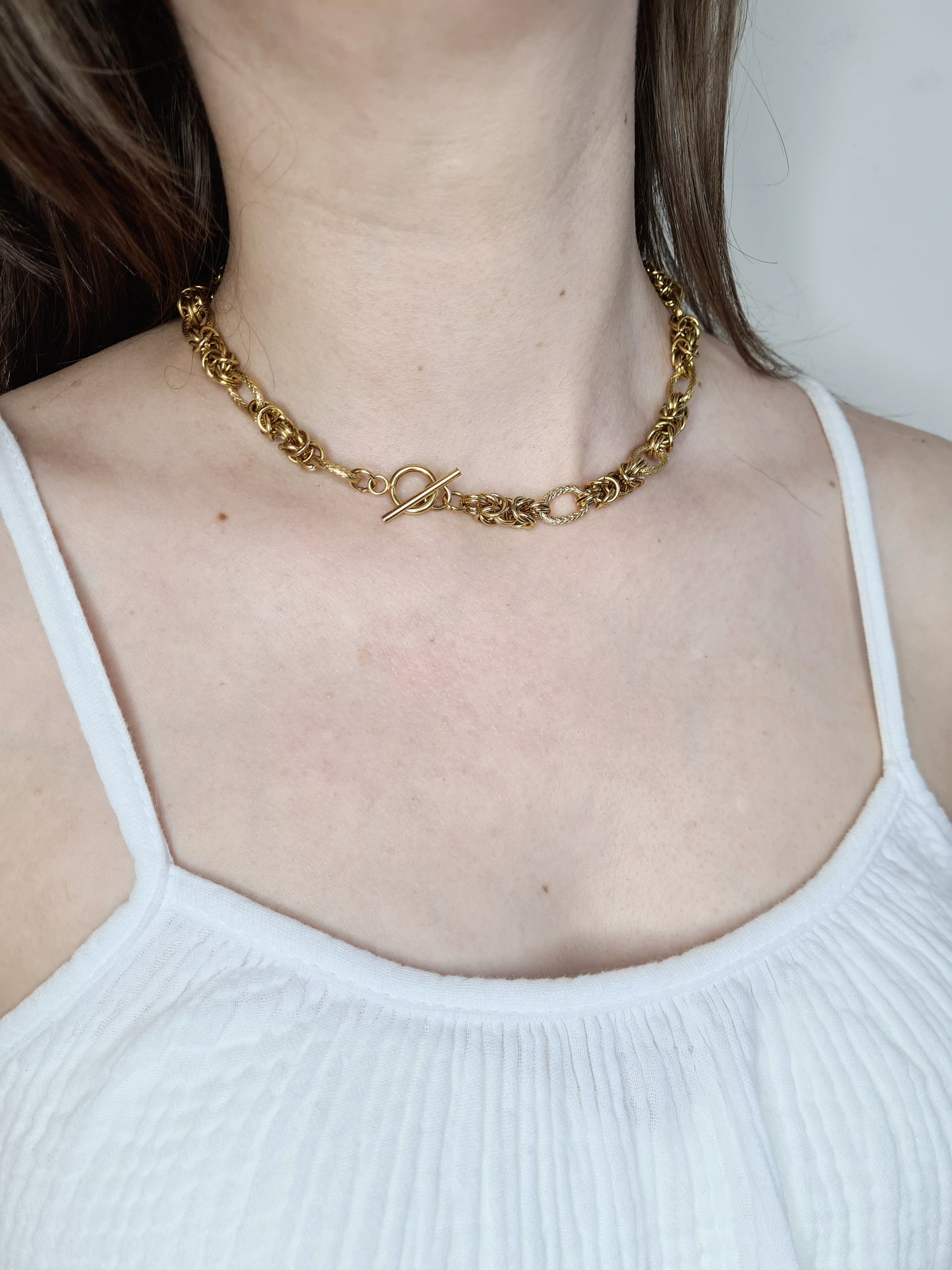 Lexie est un collier en acier inoxydable doré