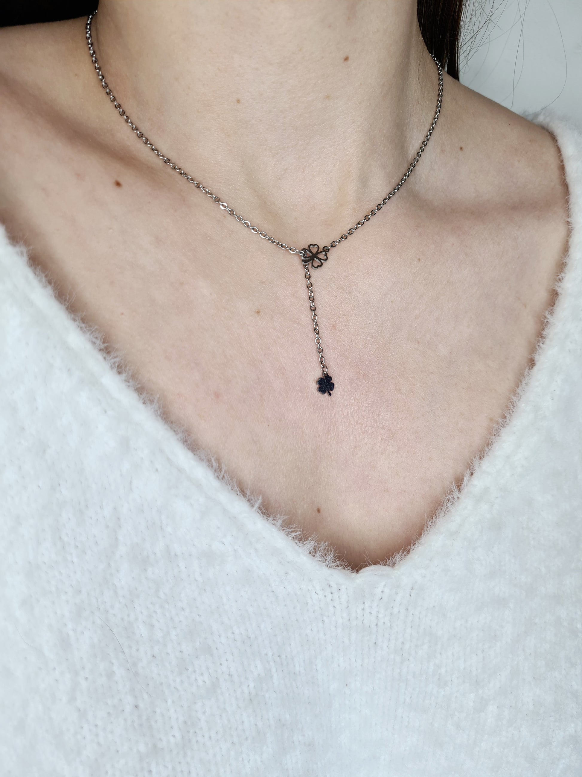 Lucky est un collier ajustable en acier inoxydable argenté