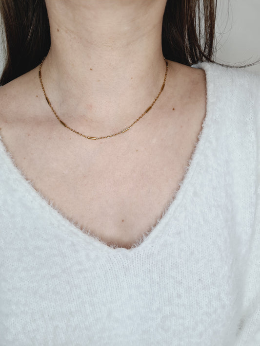 Nyra est un collier en acier inoxydable doré