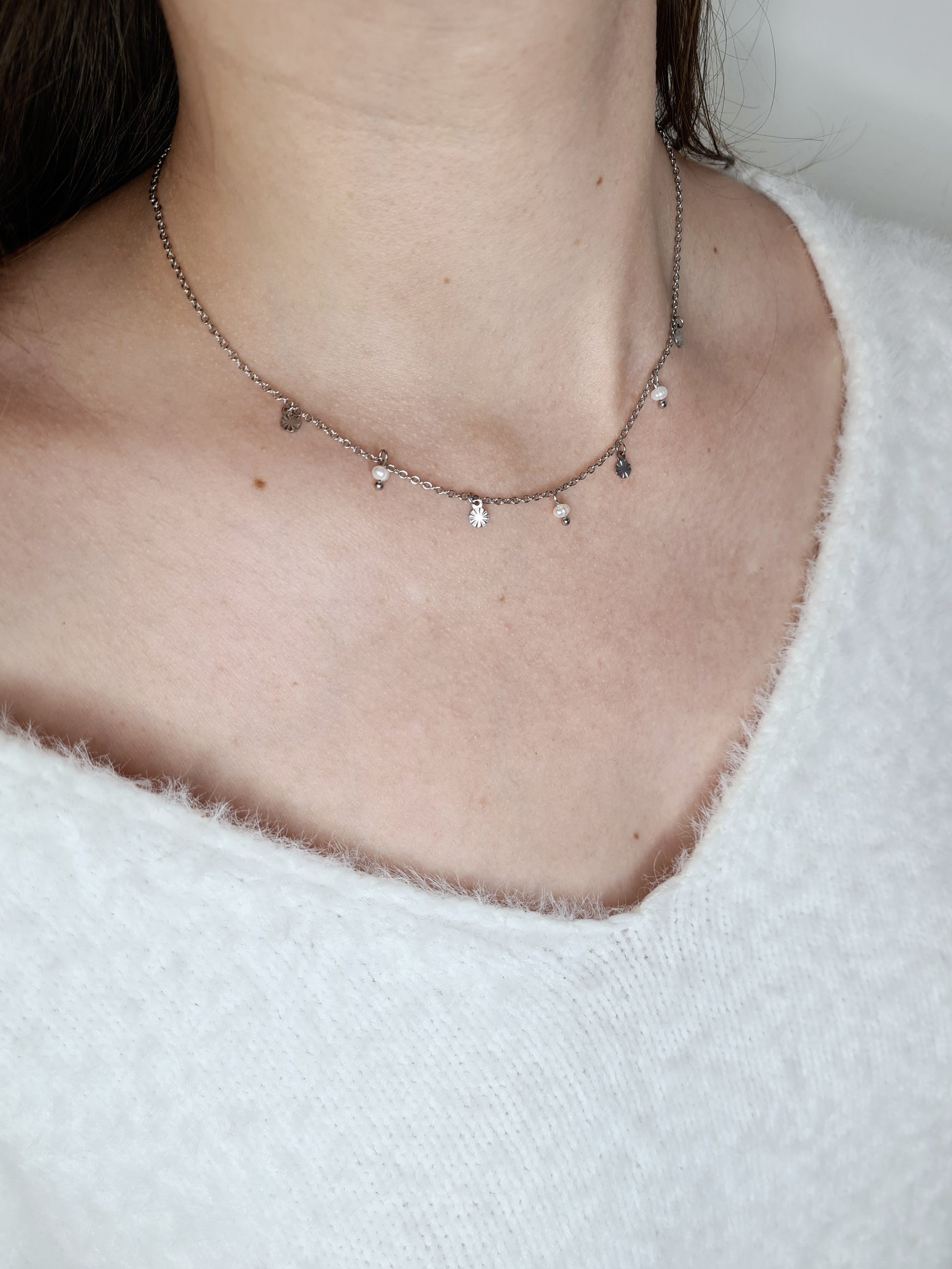 Dolce Vita est un collier en acier inoxydable argenté composé de véritable Perles d’eau douce