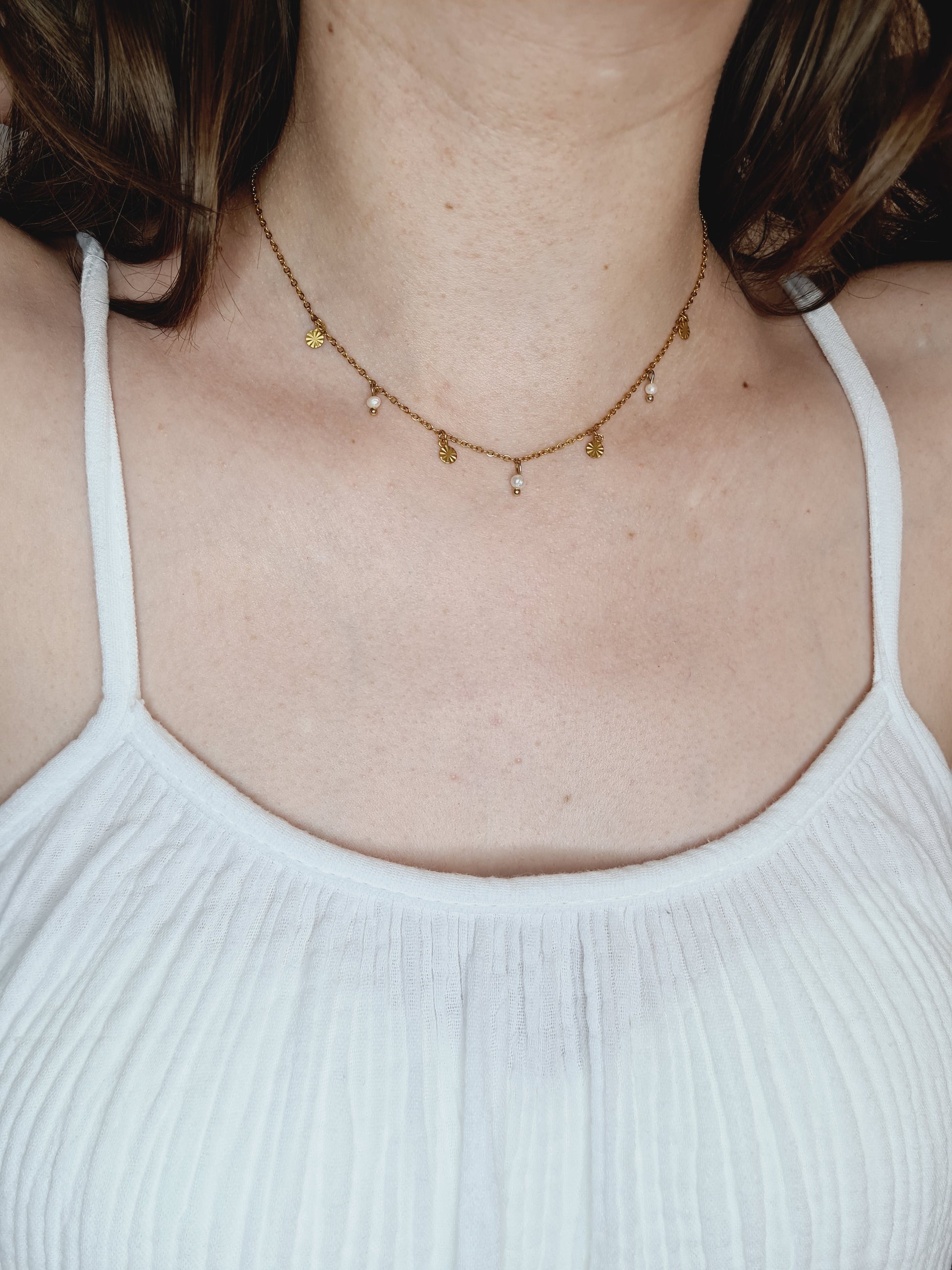 Dolce Vita est un collier en acier inoxydable doré composé de véritable Perles d’eau douce