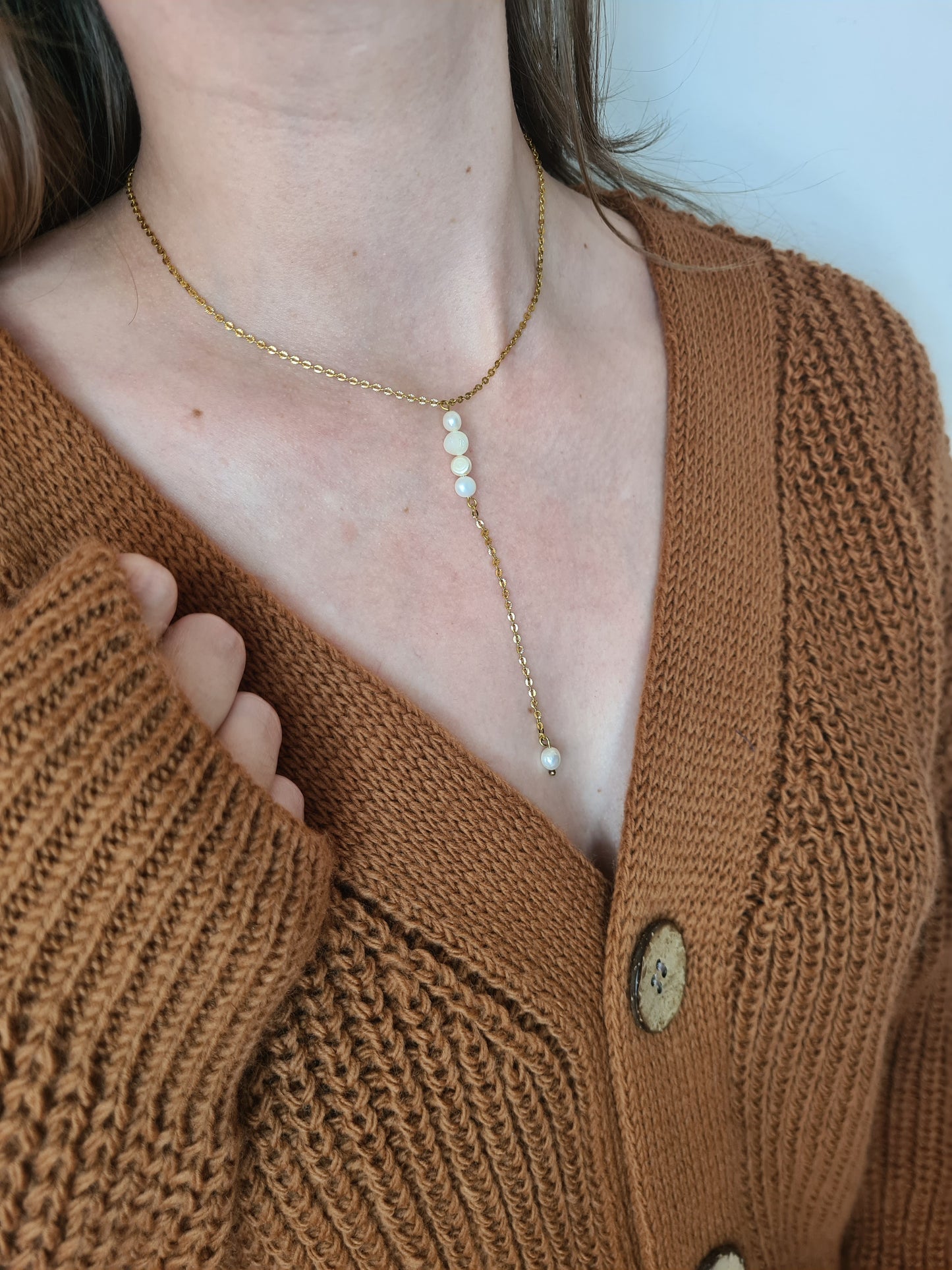 Vitaly est un collier en acier inoxydable doré composé de véritable Perles d’eau douce