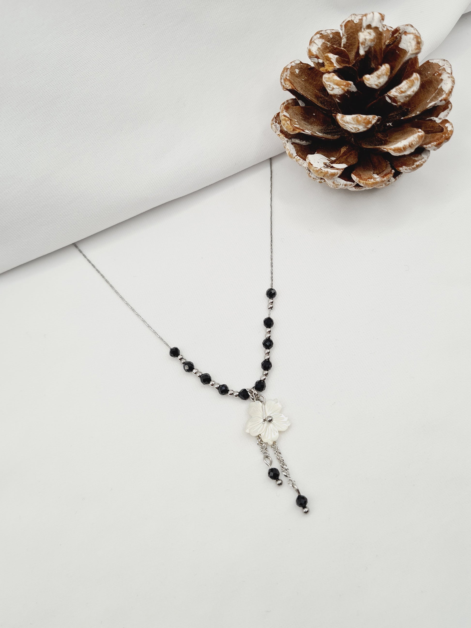 Adelina est un collier en acier inoxydable argenté composé de véritable pierres naturelles