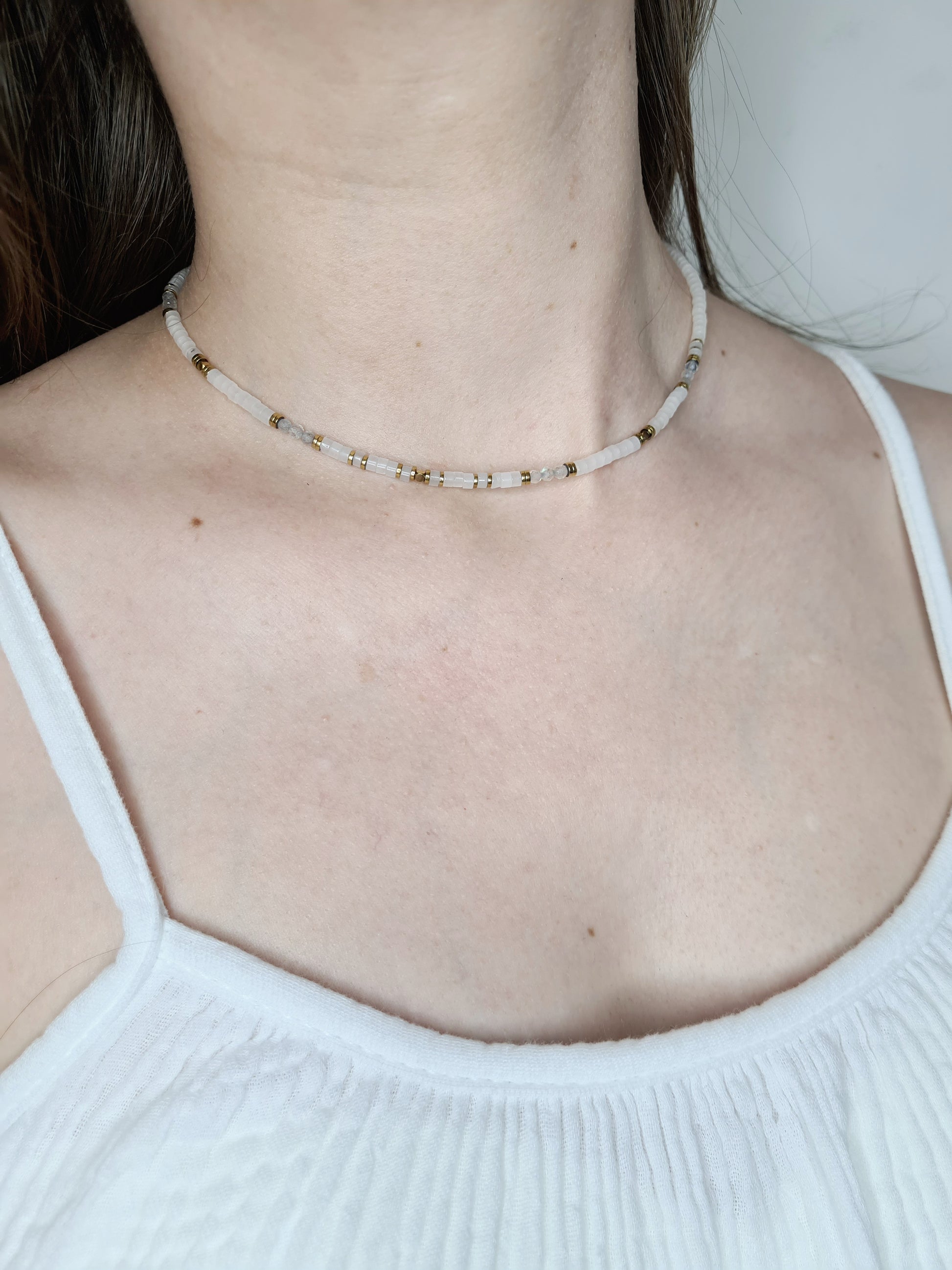 Agata est un collier en acier inoxydable doré composé de véritable pierres naturelles