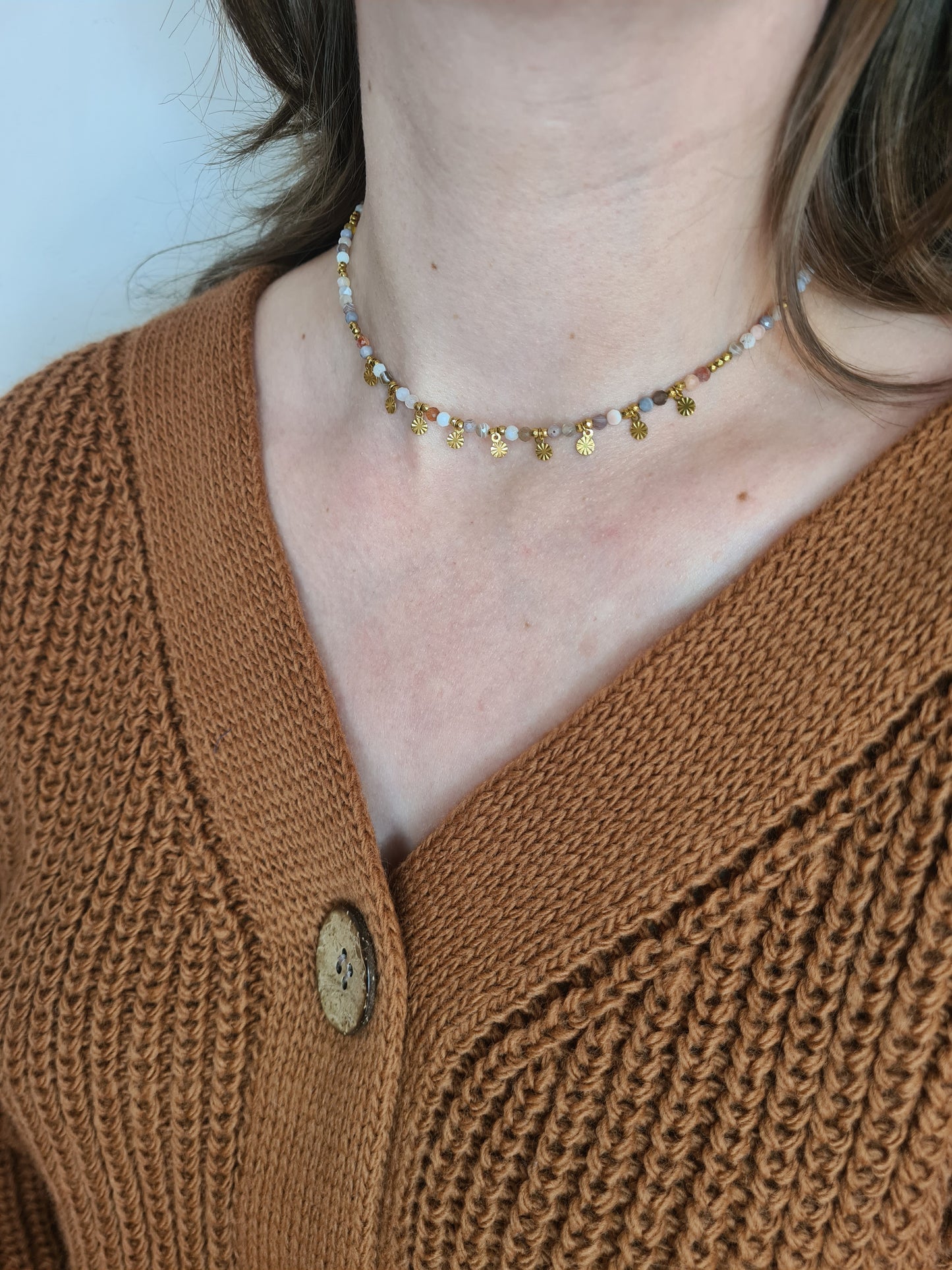 Albane est un collier en acier inoxydable composé doré de véritable pierres naturelles