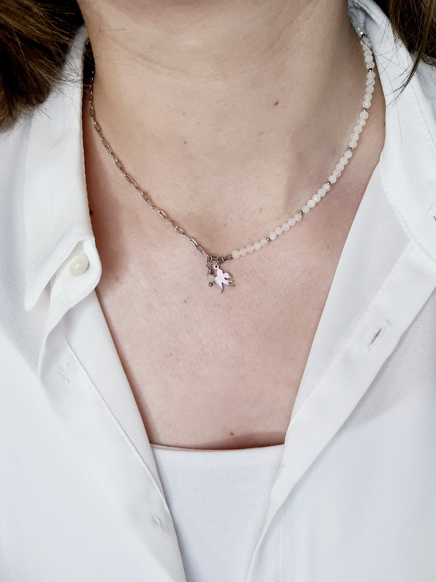 Carlita est un collier en acier inoxydable argenté composé de véritable pierres naturelles