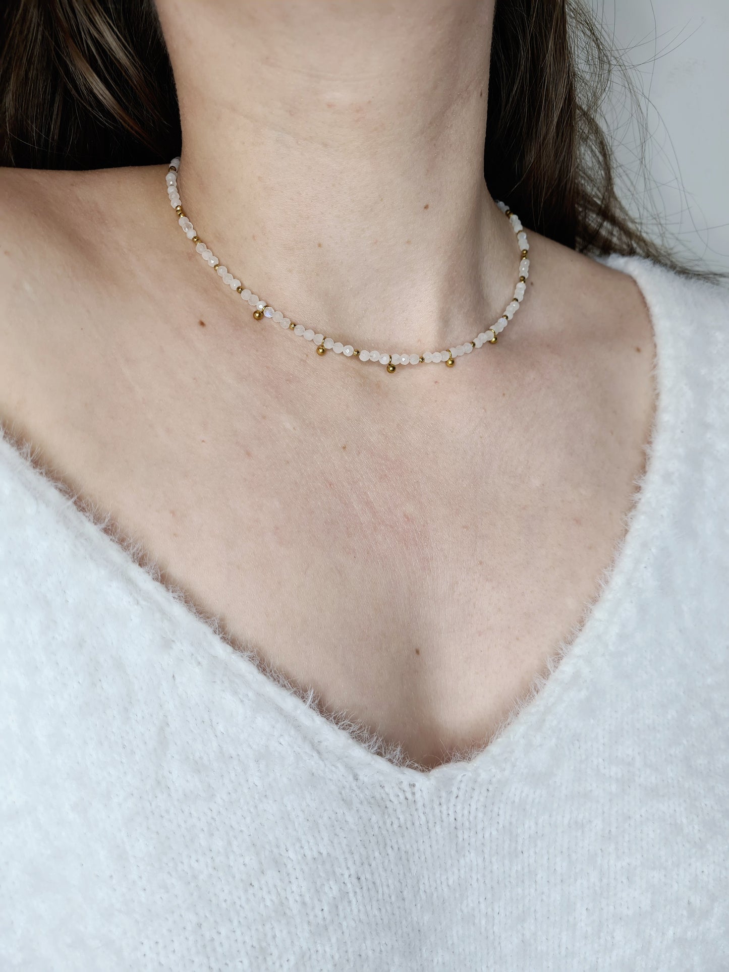 Atika est un collier en acier inoxydable doré composé de véritable pierres naturelles