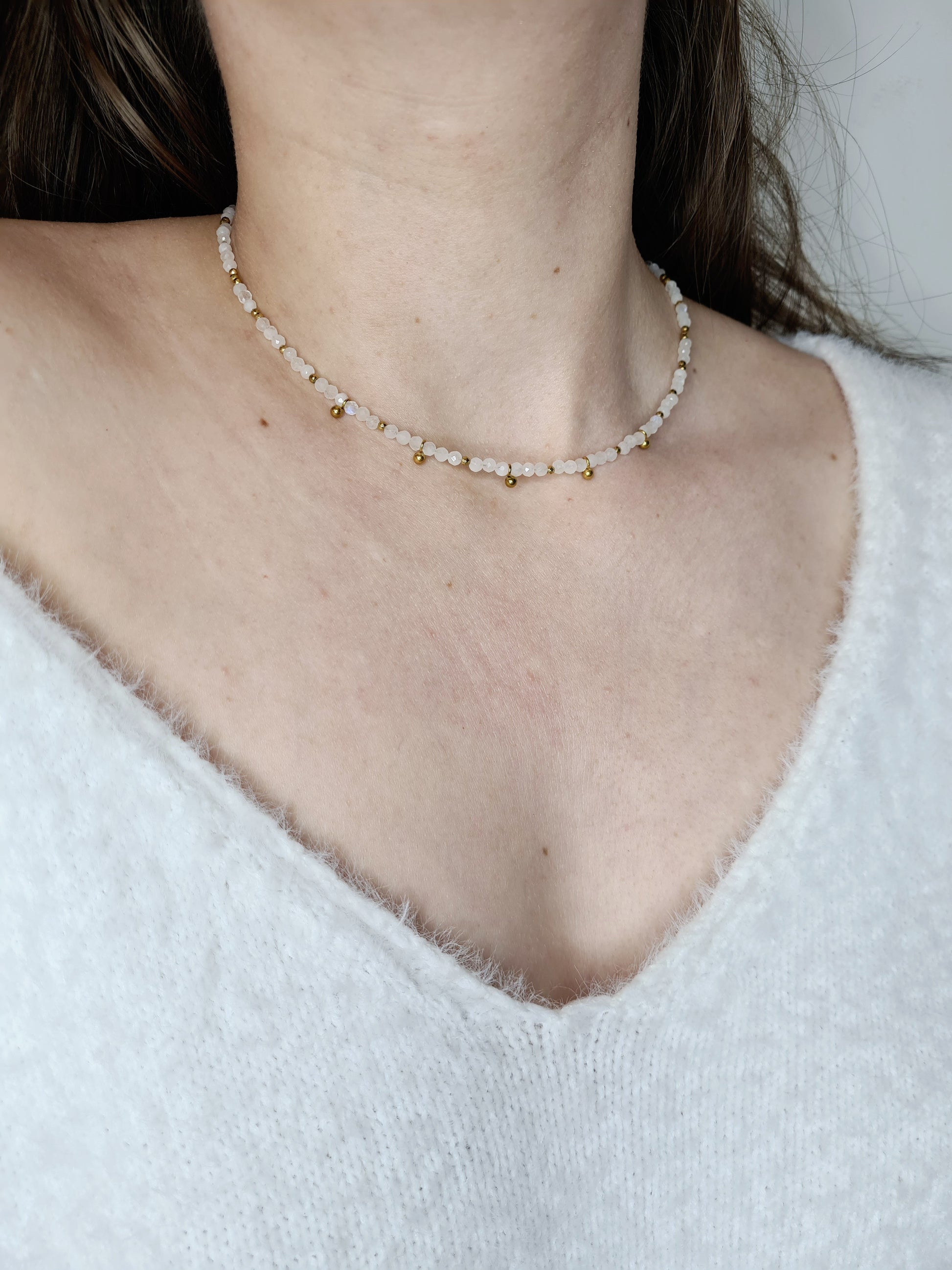 Atika est un collier en acier inoxydable doré composé de véritable pierres naturelles