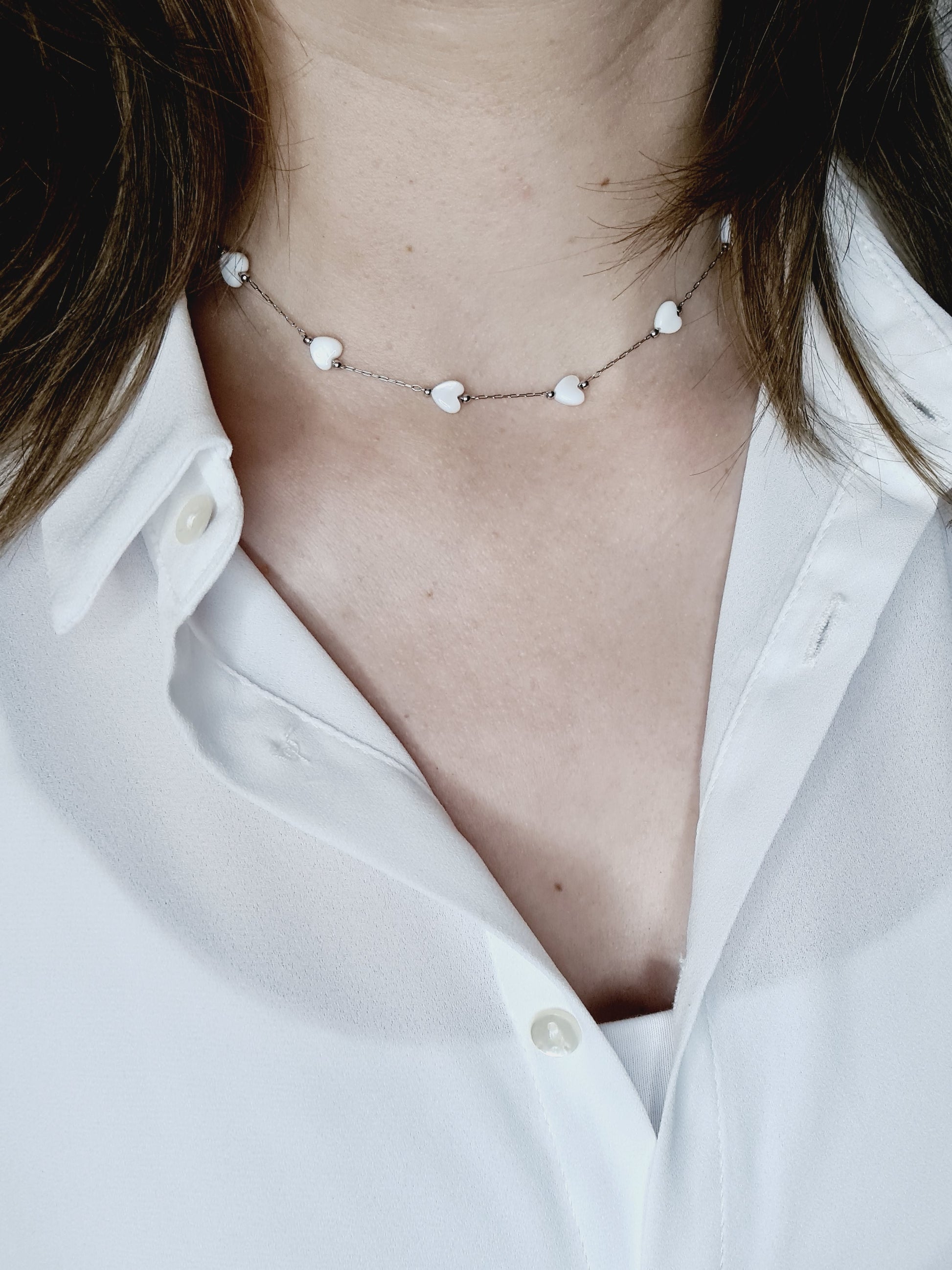 Blanca est un collier en acier inoxydable argenté composé de véritable pierres naturelles