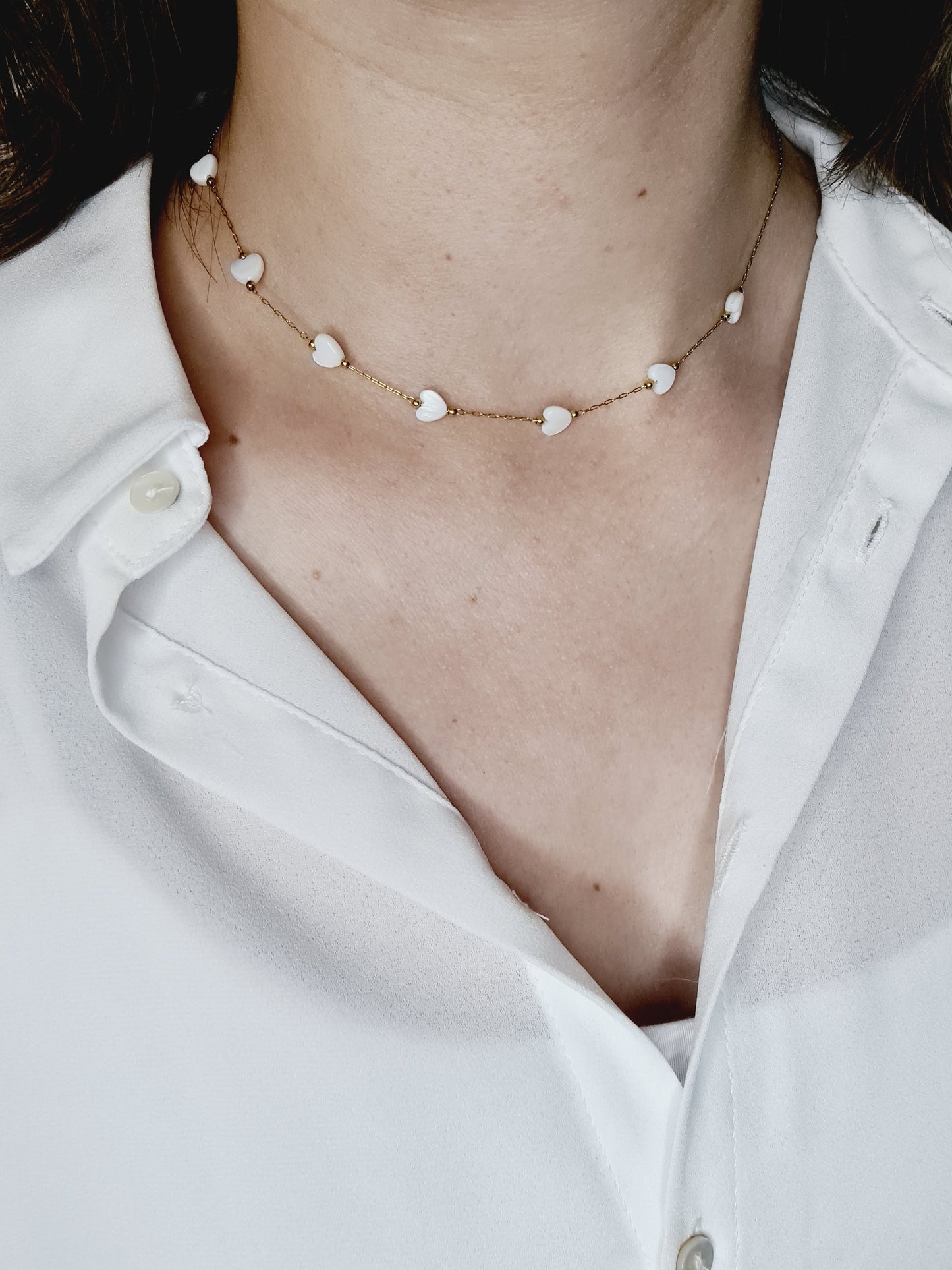 Blanca est un collier en acier inoxydable doré composé de véritable pierres naturelles