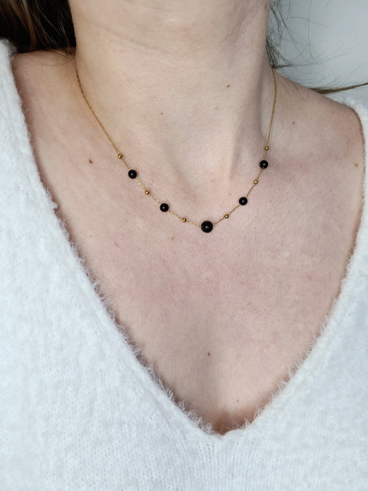 Boréal est un collier en acier inoxydable doré composé de véritable pierres naturelles