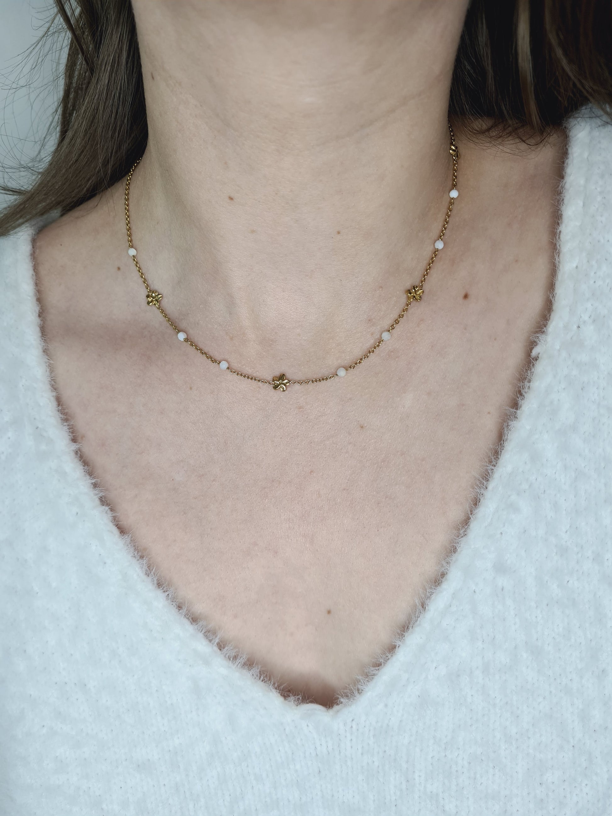 Camille est un collier en acier inoxydable doré composé de véritable pierres naturelles
