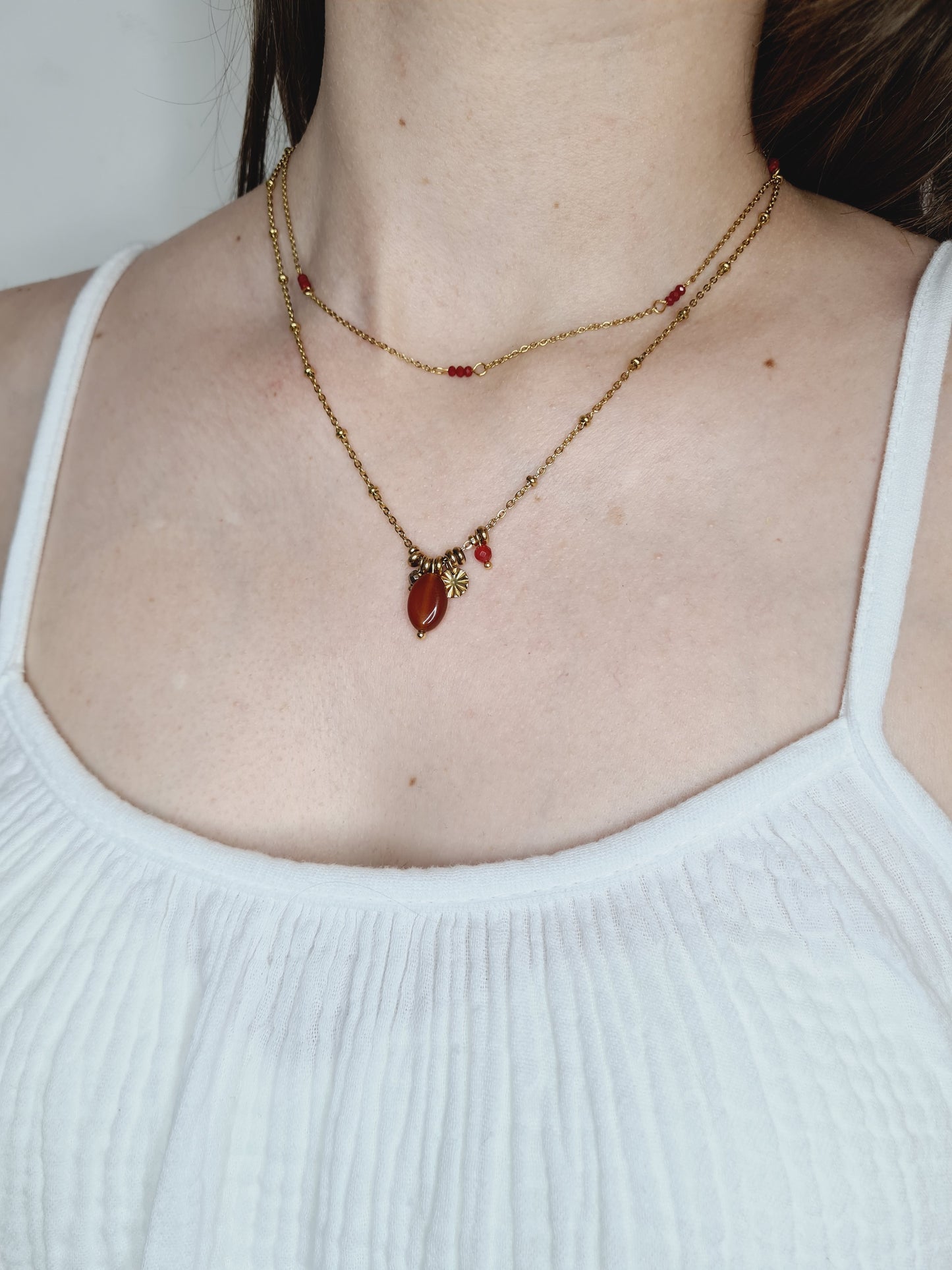 Carmen est un collier en acier inoxydable doré composé de véritable pierres naturelles